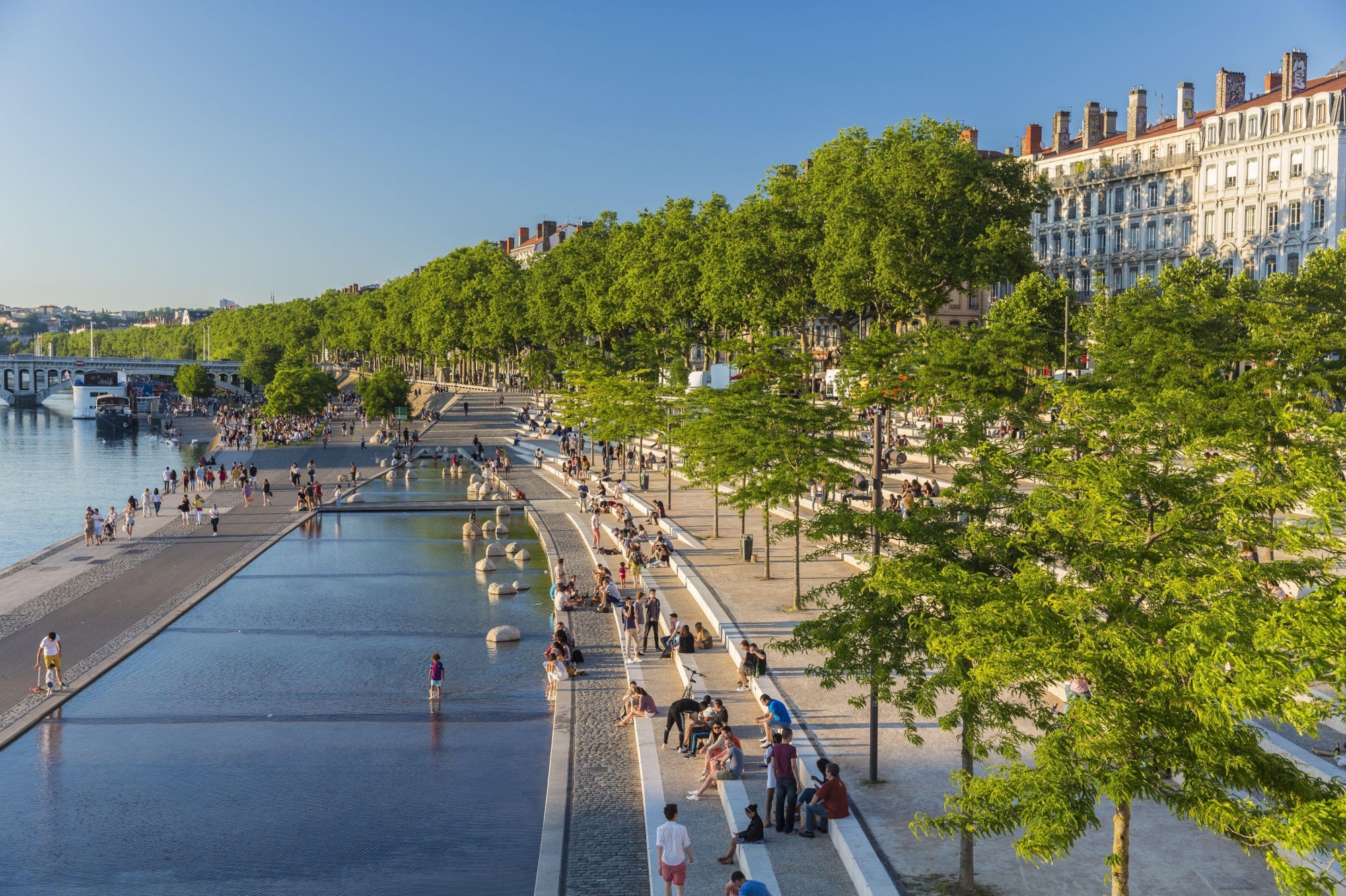 Les berges du Rhône au centre de Lyon, espaces publics en contact direct avec le fleuve, ont été aménagés sur des secteurs dédiés précédemment au stationnement.