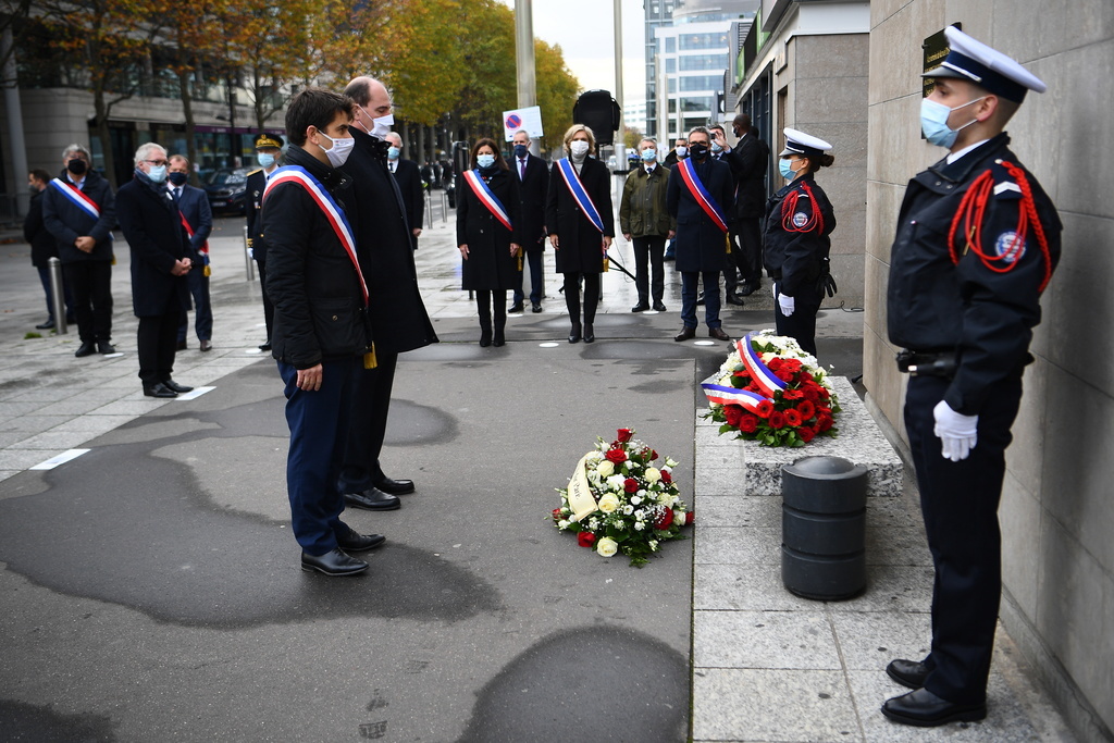 Accompagné notamment de la maire de Paris Anne Hidalgo, le premier ministre français Jean Castex s'est rendu dans la matinée au Bataclan, devant le Stade de France et sur des terrasses de cafés à Paris où 130 personnes ont été tuées il y a cinq ans.