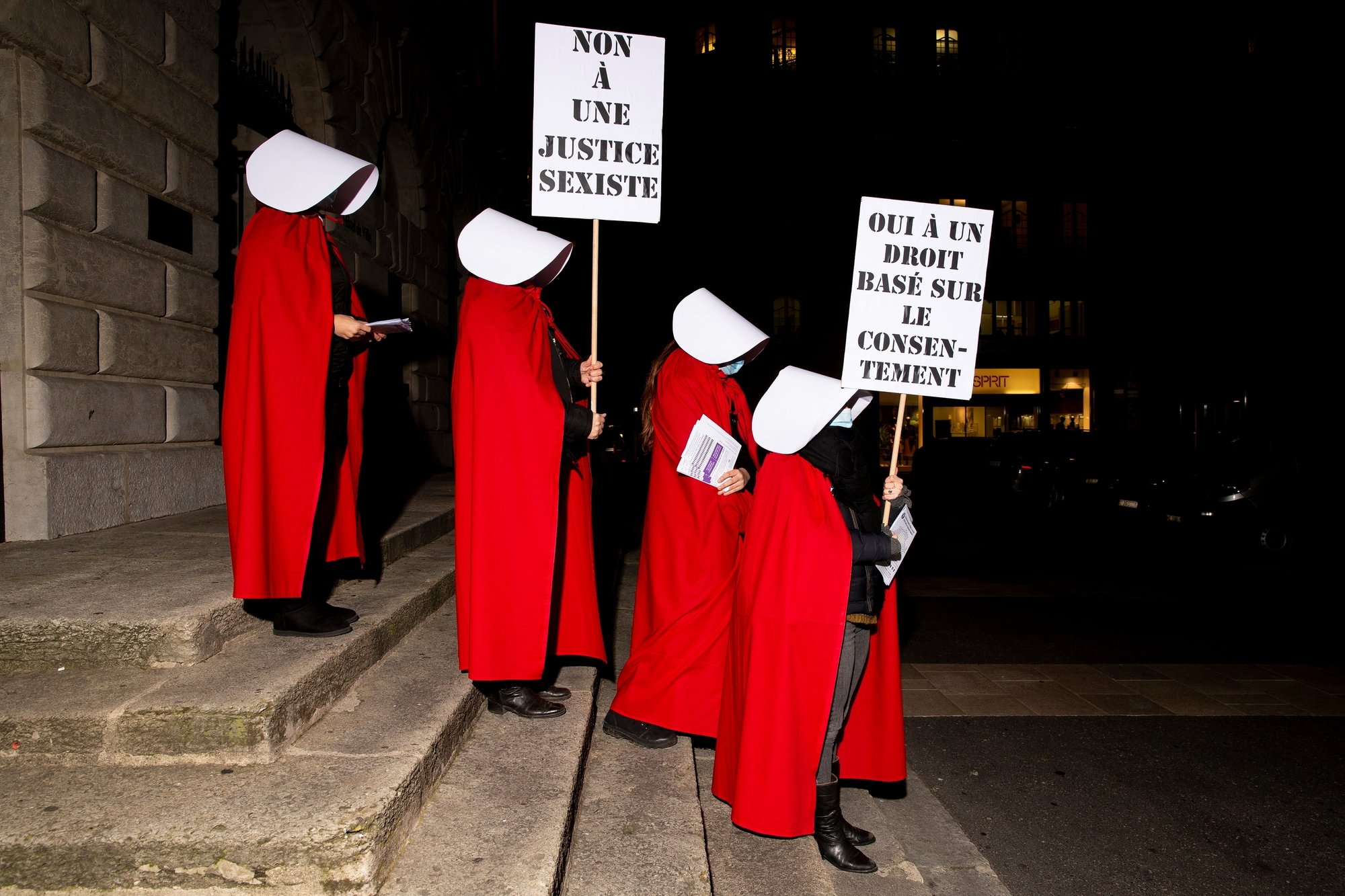 Les militantes avaient choisi de se déguiser en «Servante écarlate», ce mercredi soir à Neuchâtel.