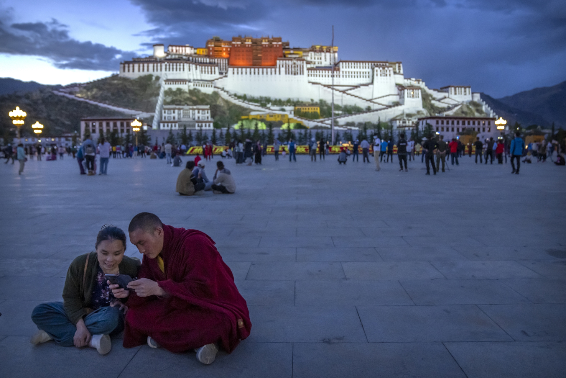 Devant le palais du Potala à Lhassa, dans la région autonome du Tibet (ouest de la Chine), lors d’une visite organisée par le gouvernement pour les journalistes étrangers, mardi 1er juin 2021.