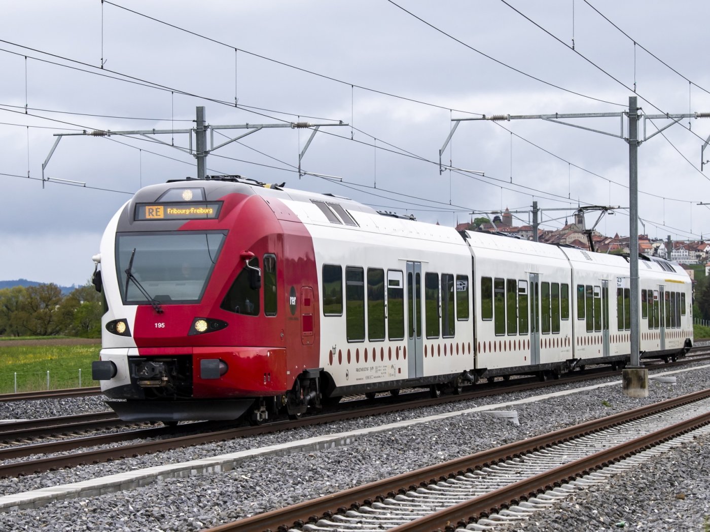 Le train RE des TPF circule entre Romont et Fribourg le vendredi 1er mai 2020 a Romont. Le developpement du RER Fribourg/Freiburg prend un nouvel essor grace a un partenariat entre les CFF et les TPF sous l'egide de l'Etat de Fribourg. (KEYSTONE/Jean-Christophe Bott)