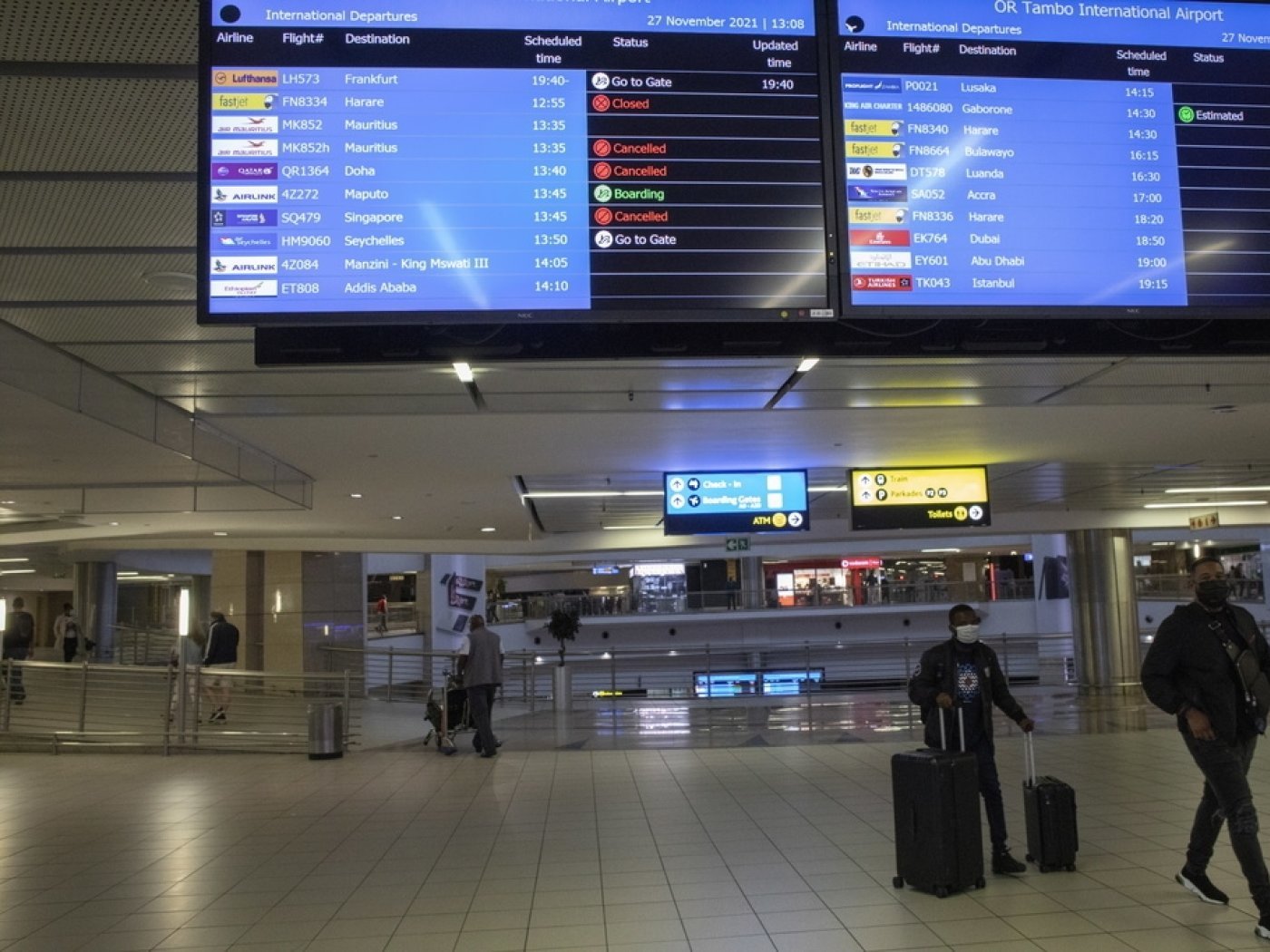Un tableau d'information indique les vols annulés à l'aéroport international OR Thambo, en Afrique du Sud.