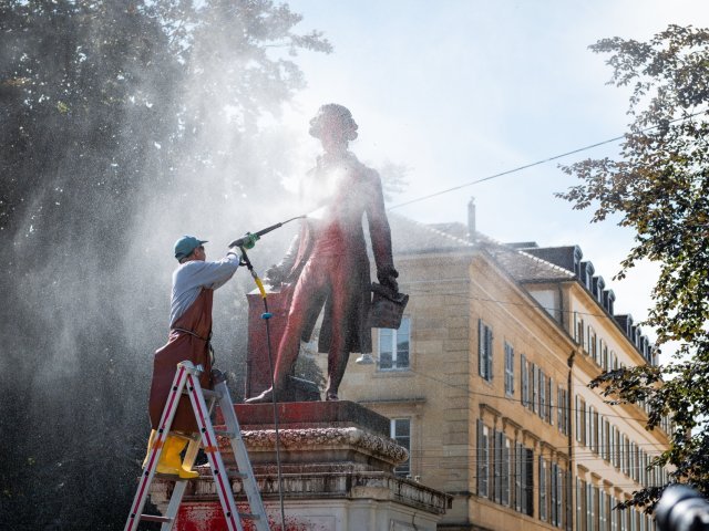 Recouverte de peinture rouge dans la nuit du 12 au 13 juillet 2020 (un rouge symbolisant "le sang des esclaves"), la statue de David de Pury avait été rapidement nettoyée par la Ville de Neuchâtel.