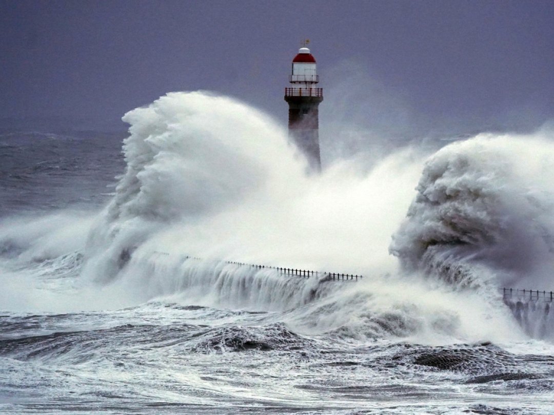 De fortes vagues frappent le phare de Roker Pier à Sunderland.