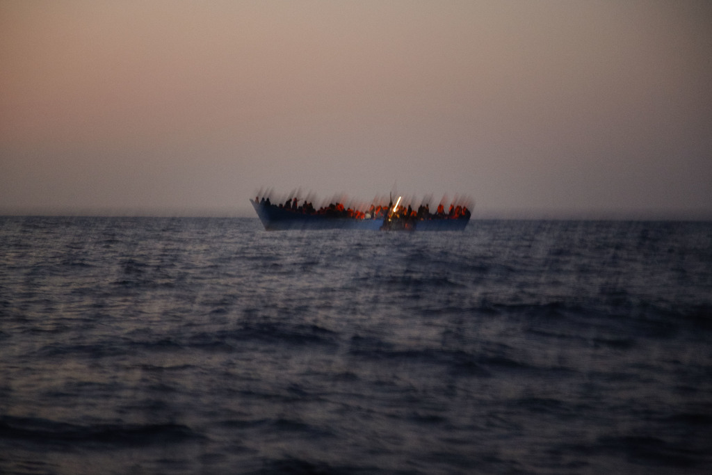 Quelques heures après le départ, le canot a commencé à prendre l'eau et les migrants ont peu à peu coulé, selon le jeune Gambien qui a survécu.