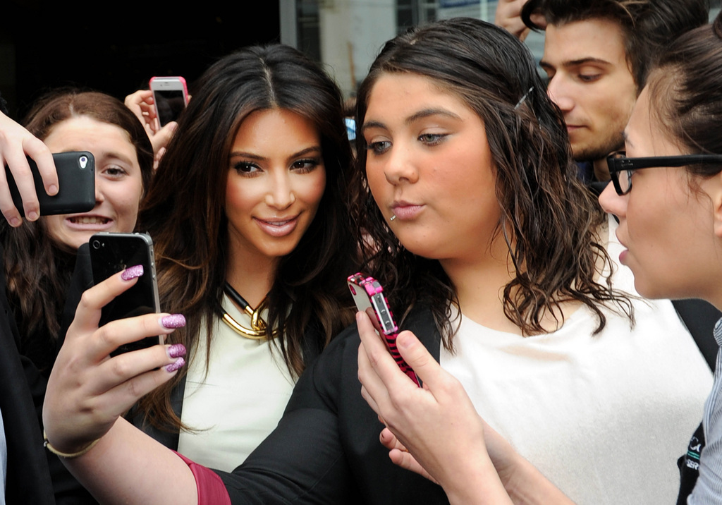 L'Américaine Kim Kardashian, ici à Melbourne en Australie avec des fans, est une grande adepte du selfie.