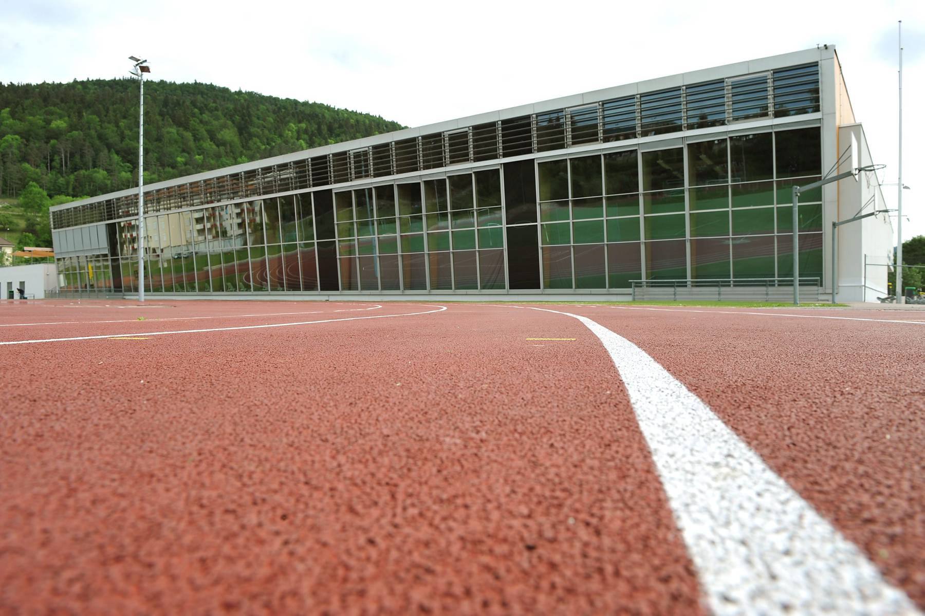 Le Centre sportif du Val-de-Travers accueillera bientôt une centrale solaire photovoltaïque, installée par la coopérative Coopsol.