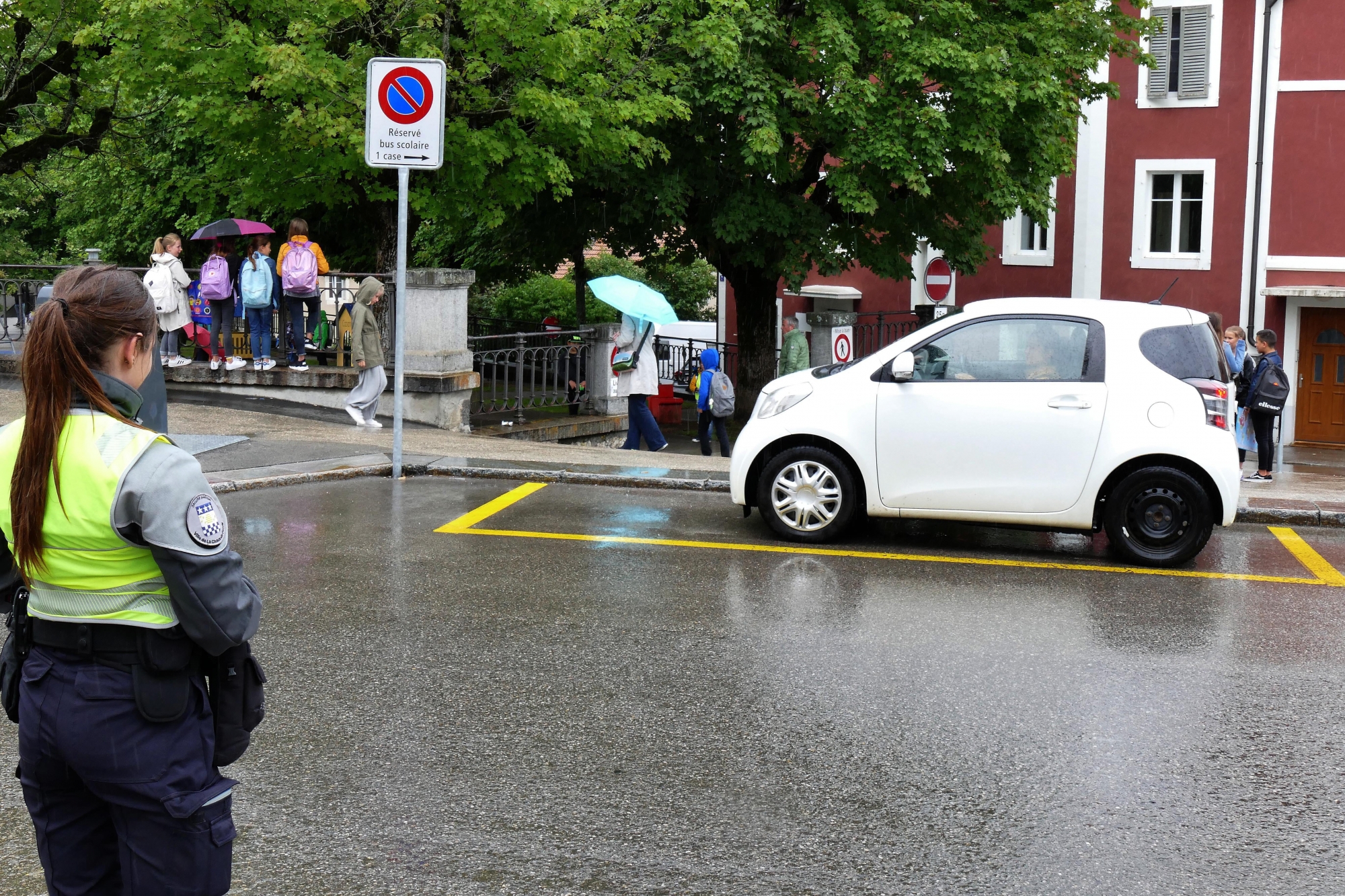 Une agente de sécurité devant le collège de la Promenade, à La Chaux-de-Fonds.