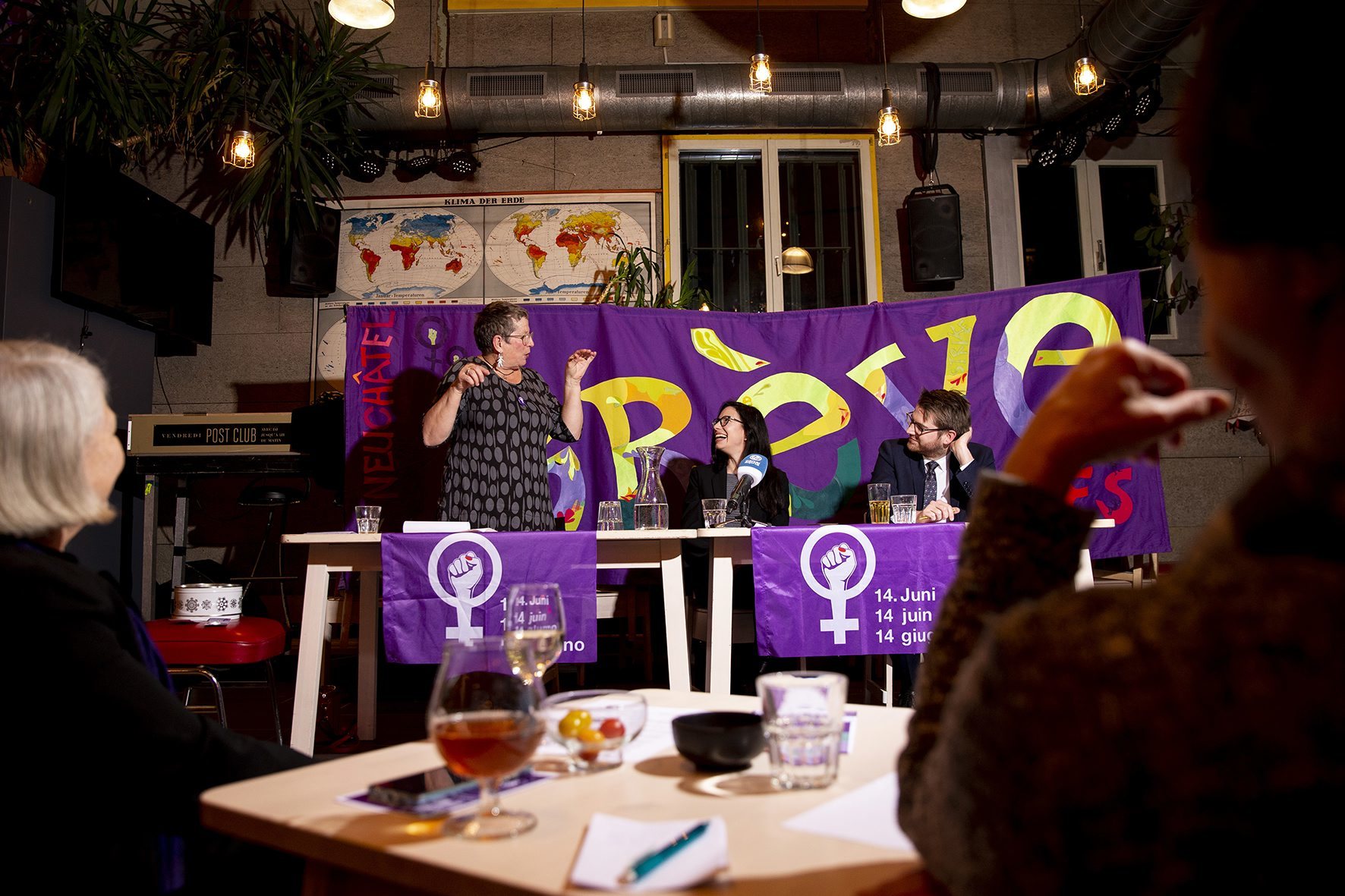 Céline Vara et Baptiste Hurni (assis de face) ont débattu lors du premier café féministe, à L'interlope.