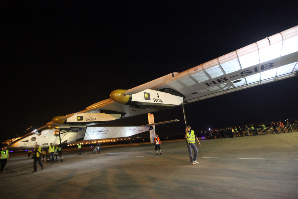Solar Impulse 2 reste cloué au sol par de violents vents latéraux.
