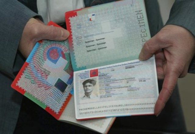 La carte comportant une photo et deux empreintes digitales enregistrées électroniquement présentera le même niveau de sécurité que le passeport actuel.