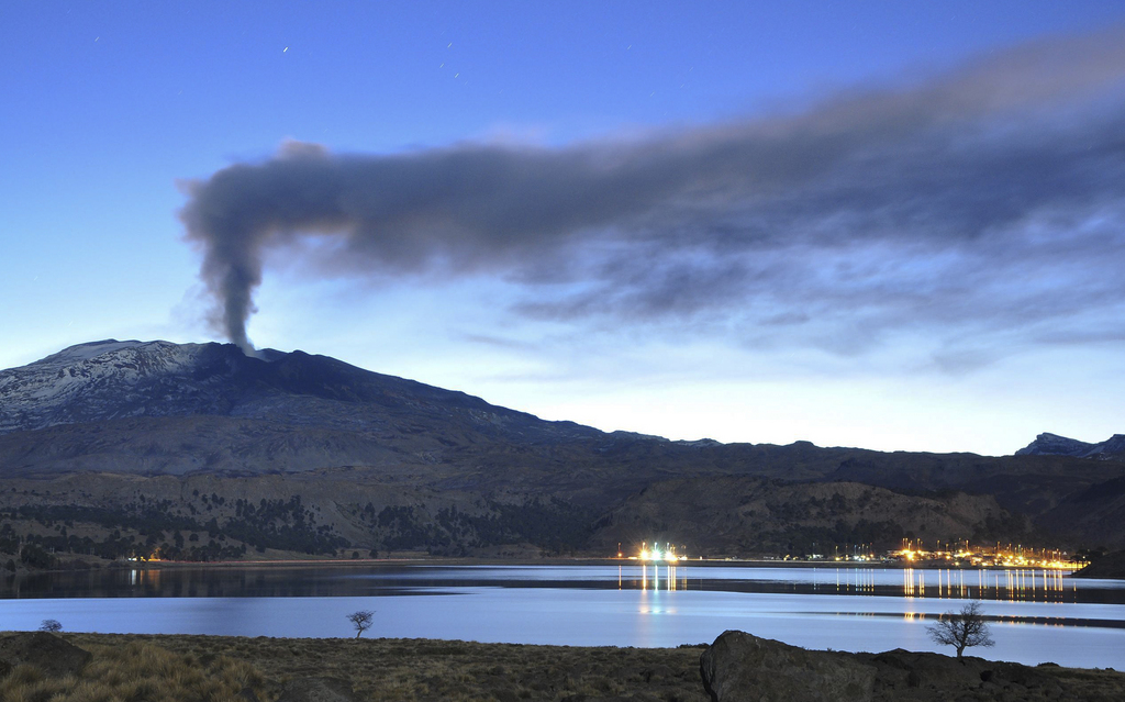 Les autorités chiliennes ont décrété lundi l'alerte rouge face à la la menace d'une éruption du volcan Copahue, situé dans le sud de la cordillère des Andes, à la frontière avec l'Argentine.