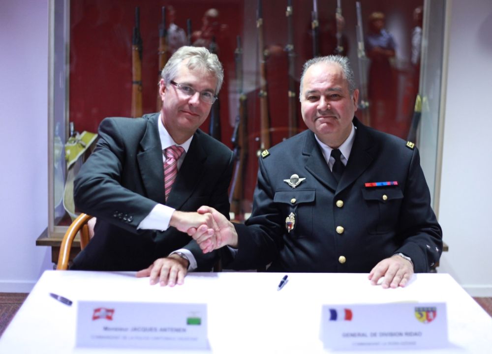 Un accord de collaboration a été signé par le général de division français Jean-Patrick Ridao  et Jacques Antenen, Commandant de la Police cantonale vaudoise.