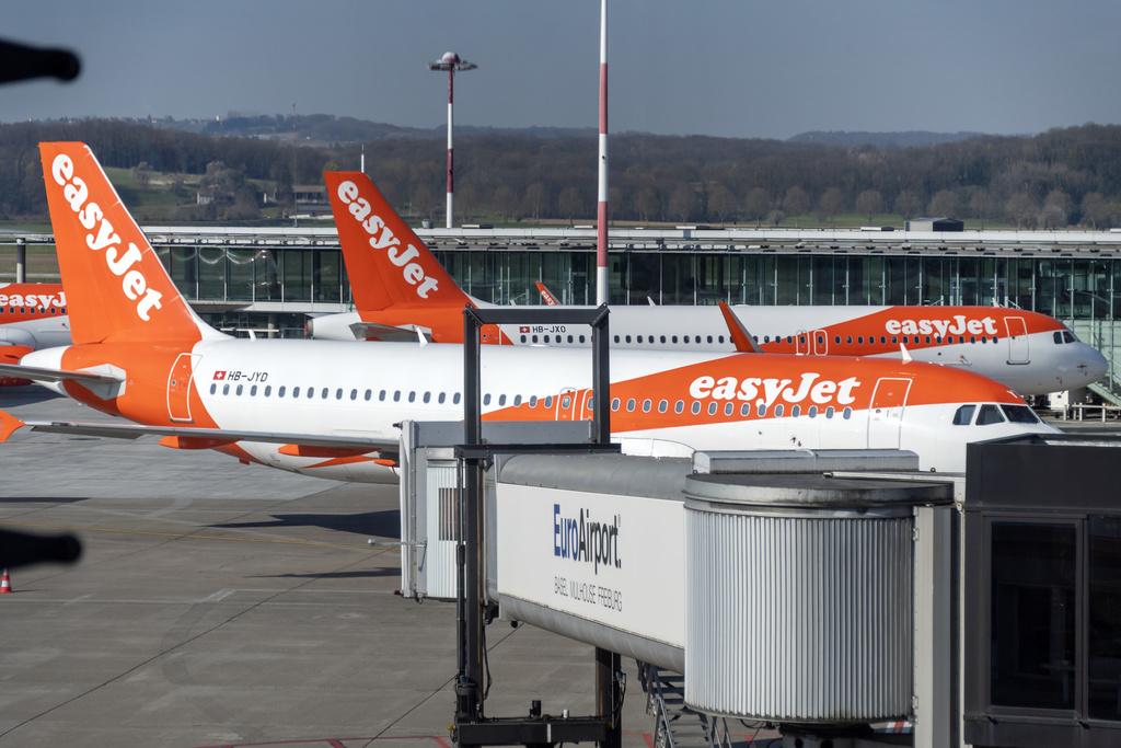 La compagnie EasyJet Suisse a annoncé qu'elle allait retirer deux appareils de l'aéroport de Bâle (archive).