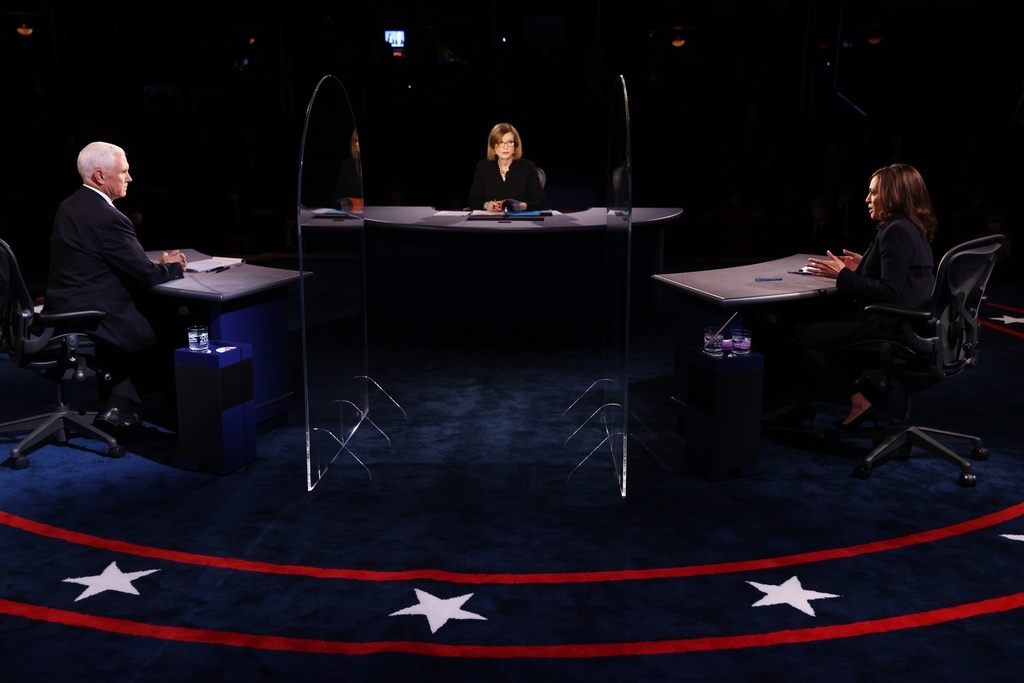 Les candidats à la vice-présidence Kamala Harris (à droite, démocrate) et Mike Pence (vice-président actuel, candidat républicain, à gauche) ont échangé durant un débat resté courtois.