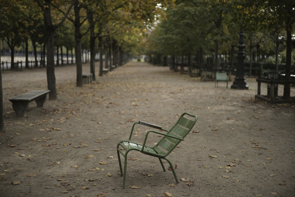 La France se dirige lentement vers un potentiel deuxième confinement, et des espaces publics vides comme ici aux Tuileries. L'état d'urgence sanitaire sera en tout cas à nouveau décrété dès samedi.