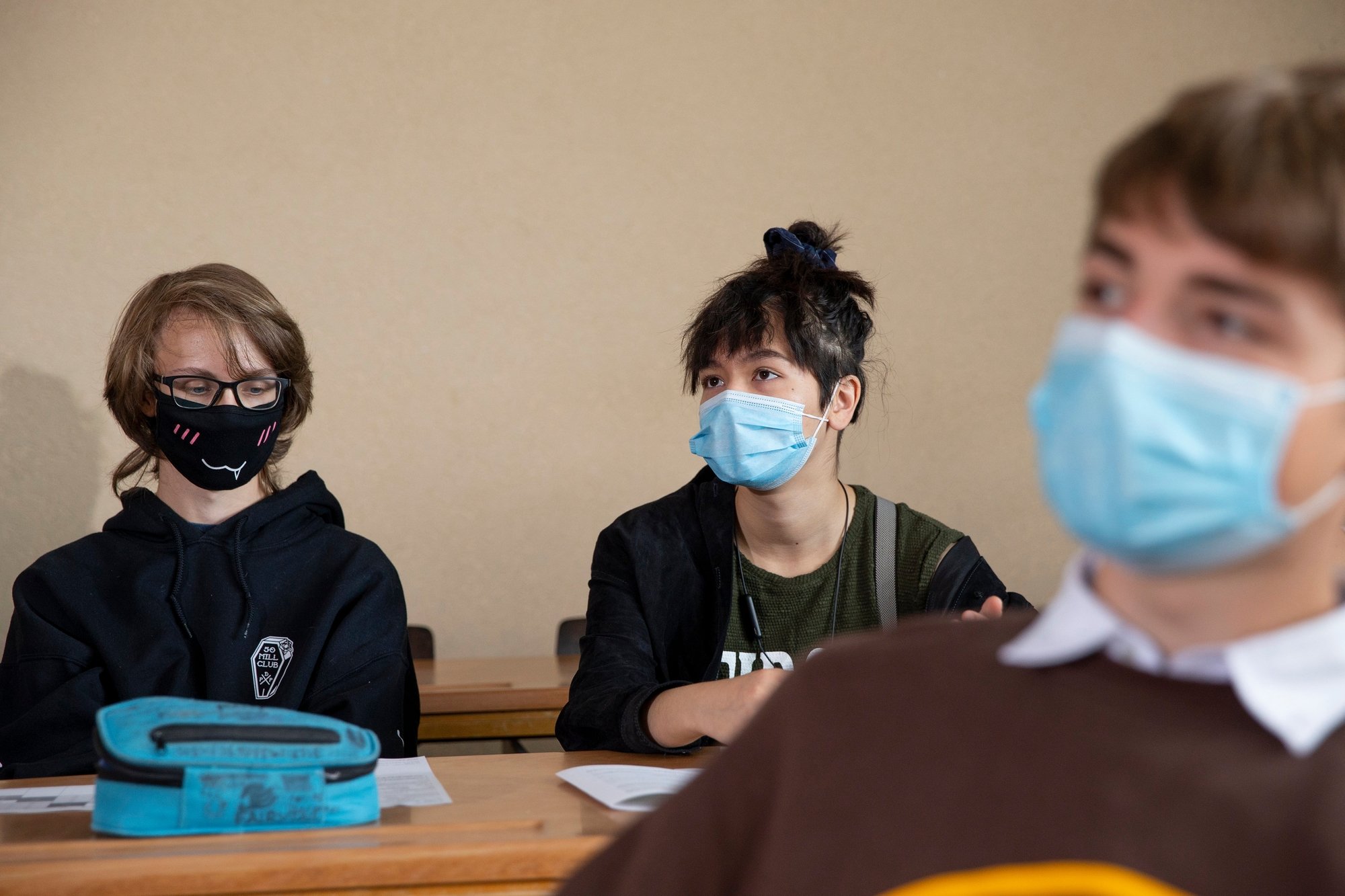 Le port du masque s'étend dans les lycées neuchâtelois, plus seulement en classe, mais aussi désormais à la récréation.