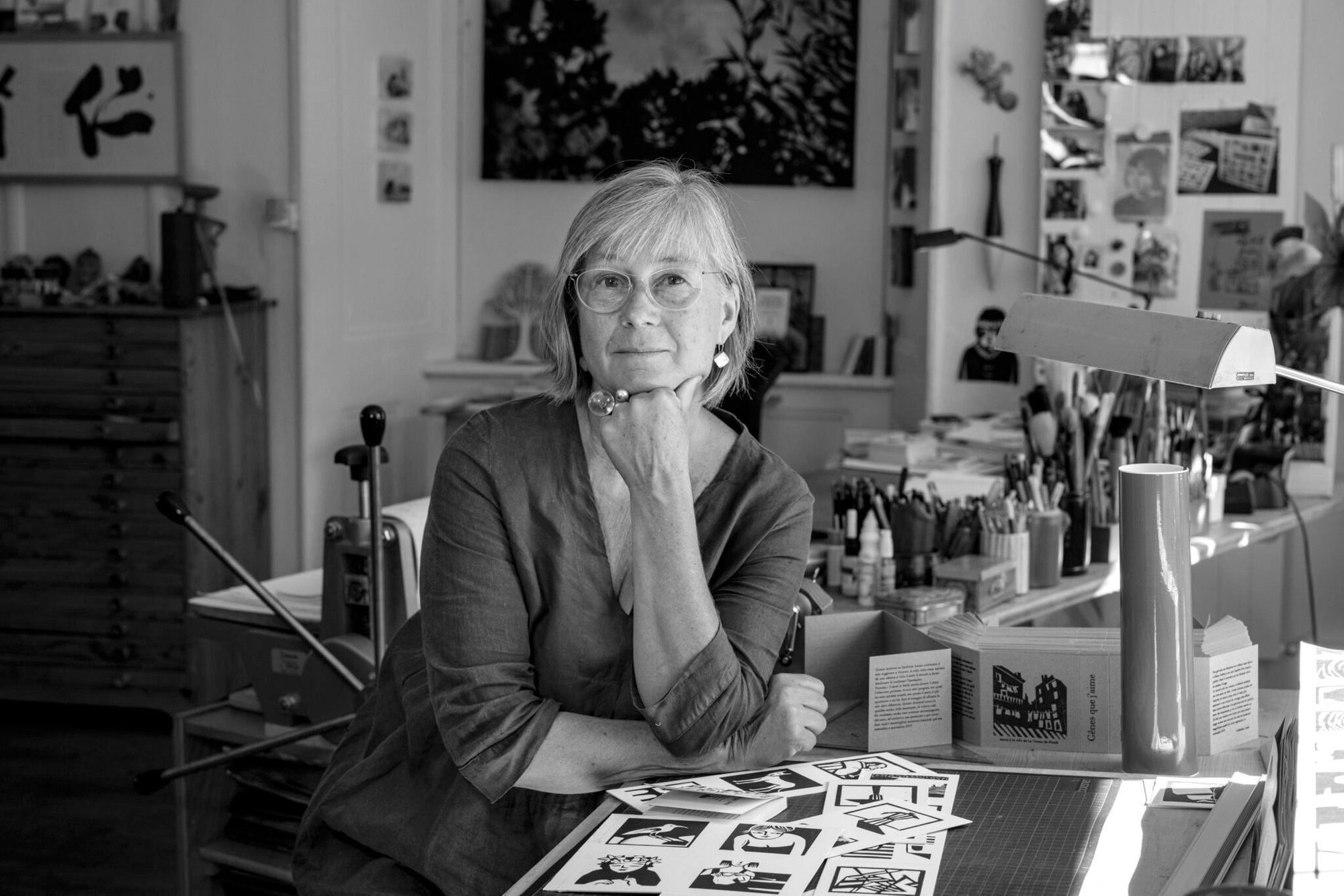 Catherine Louis dans son atelier de La Chaux-de-Fonds, une photo à l'image du film de l'association Films Plans-Fixes, en noir et blanc également.