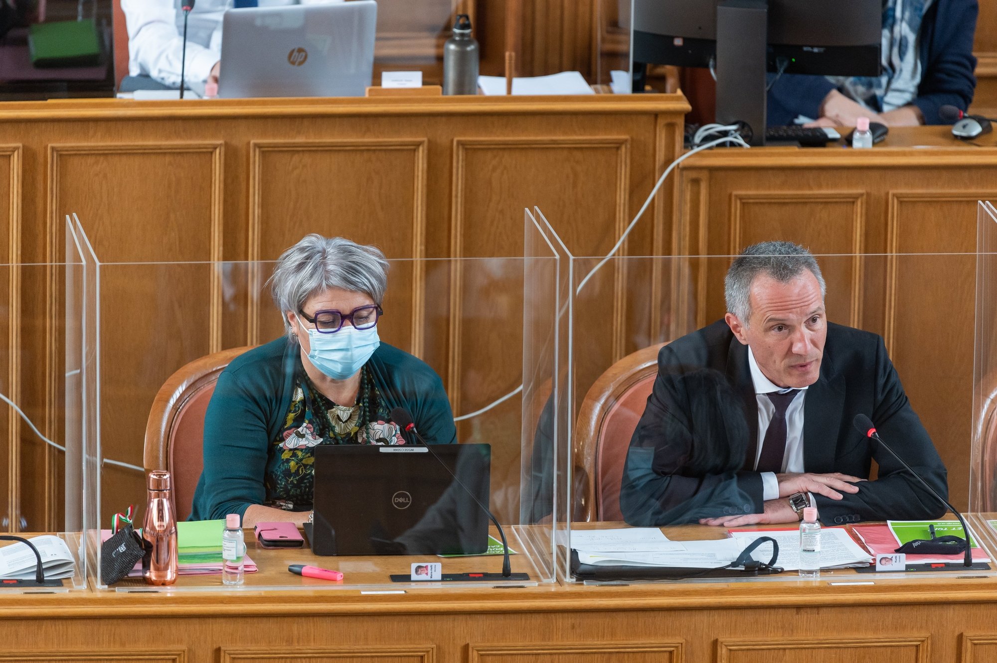 La présidente du gouvernement neuchâtelois, Monika Maire-Hefti, et le ministre des finances et de la santé, Laurent Kurth.