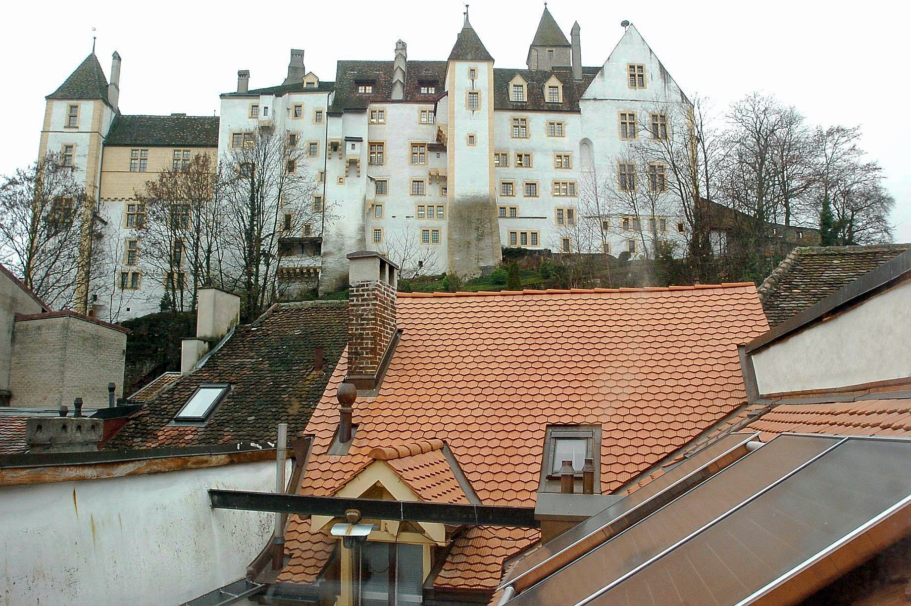 Les propriétaires de Neuchâtel, Corcelles-Cormondrèche, Peseux et Valangin peuvent bénéficier de ce soutien afin de poser des panneaux photovoltaïques sur leurs toits.