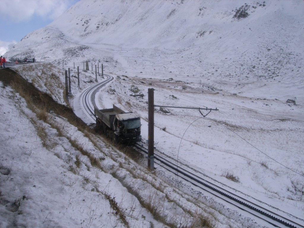 En chutant sur la voie ferroviaire du col de l'Oberalp, le camion a arraché la ligne de contact et endommagé le tracé de la Matterhorn Gotthard Bahn.