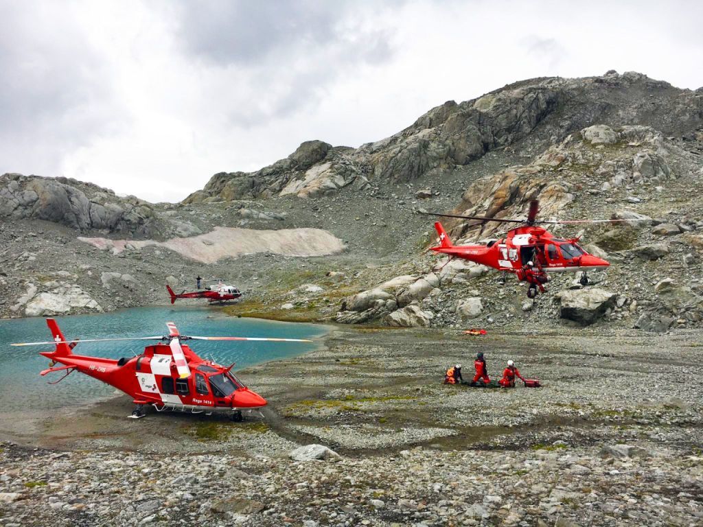 Au total, trois hélicoptères de sauvetage, un hélicoptère de transport et cinq sauveteurs en montagne ont été déployés pour secourir les trois blessés graves.