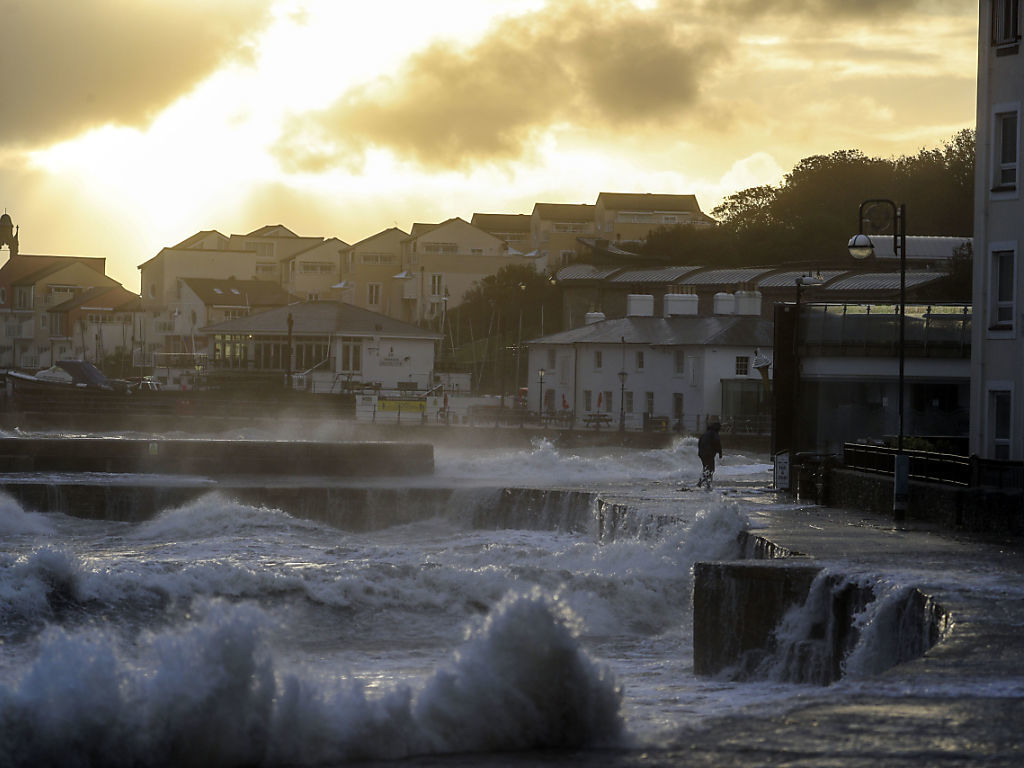 Ici sur les côtes britanniques, la tempête Alex a fait au moins deux victimes en France vendredi.