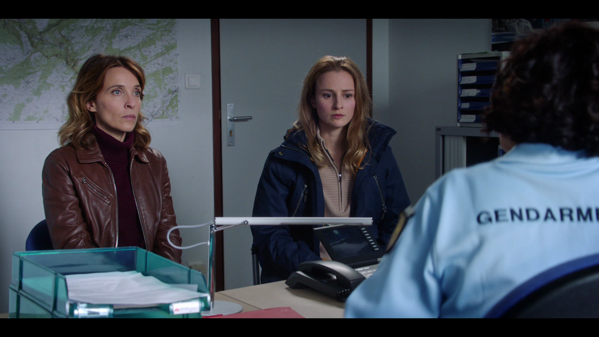 Jeanne (Alix Poisson) et Alice (Tiphaine Daviot) mènent l'enquête au fil de l'intrigue du téléfilm "De l'autre côté".