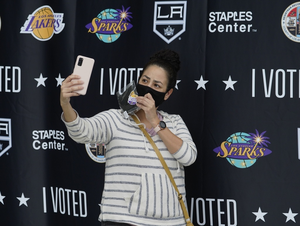 Un selfie après le vote dans l'iconique Staples Center de Los Angeles, antre des stars du basket des Los Angeles Lakers, transformé en centre de vote.