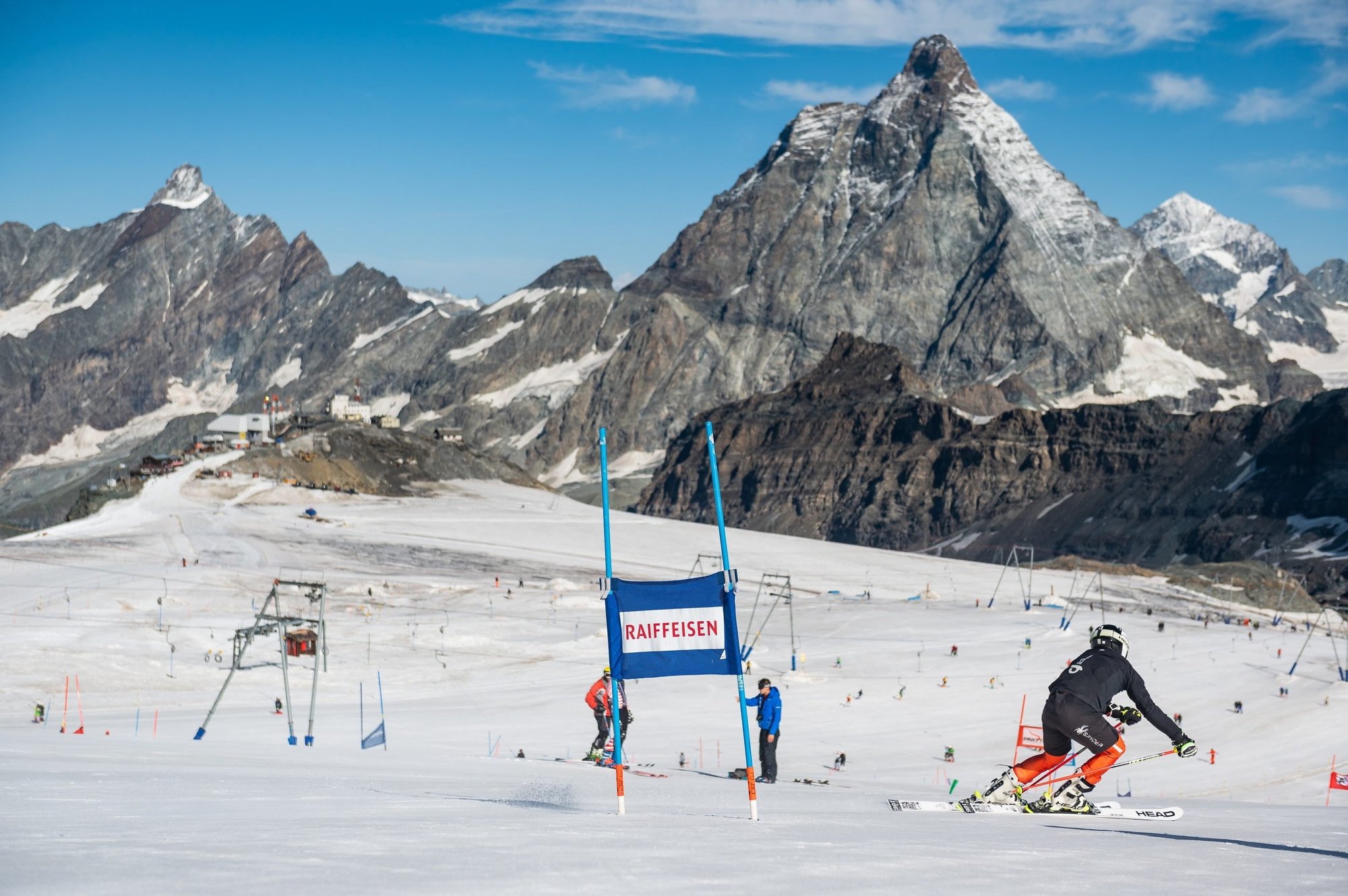 Les jeunes du Giron jurassien ont pu côtoyer de grands champions lors de leur séjour à Zermatt.