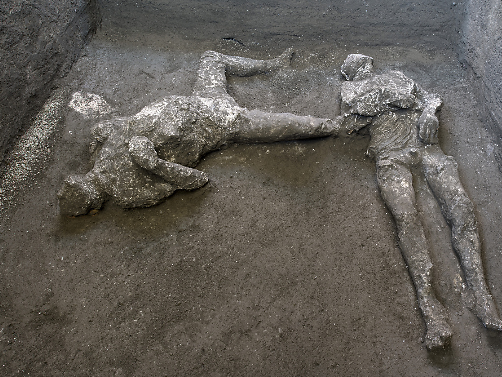 Les restes de deux victimes de l'éruption de 79 après JC à Pompéi ont été découverts, probablement un jeune esclave et son maître. Leurs corps ont pu être reconstitués dans la position émouvante qu'ils avaient au moment de leur mort, a annoncé samedi le site archéologique italien.