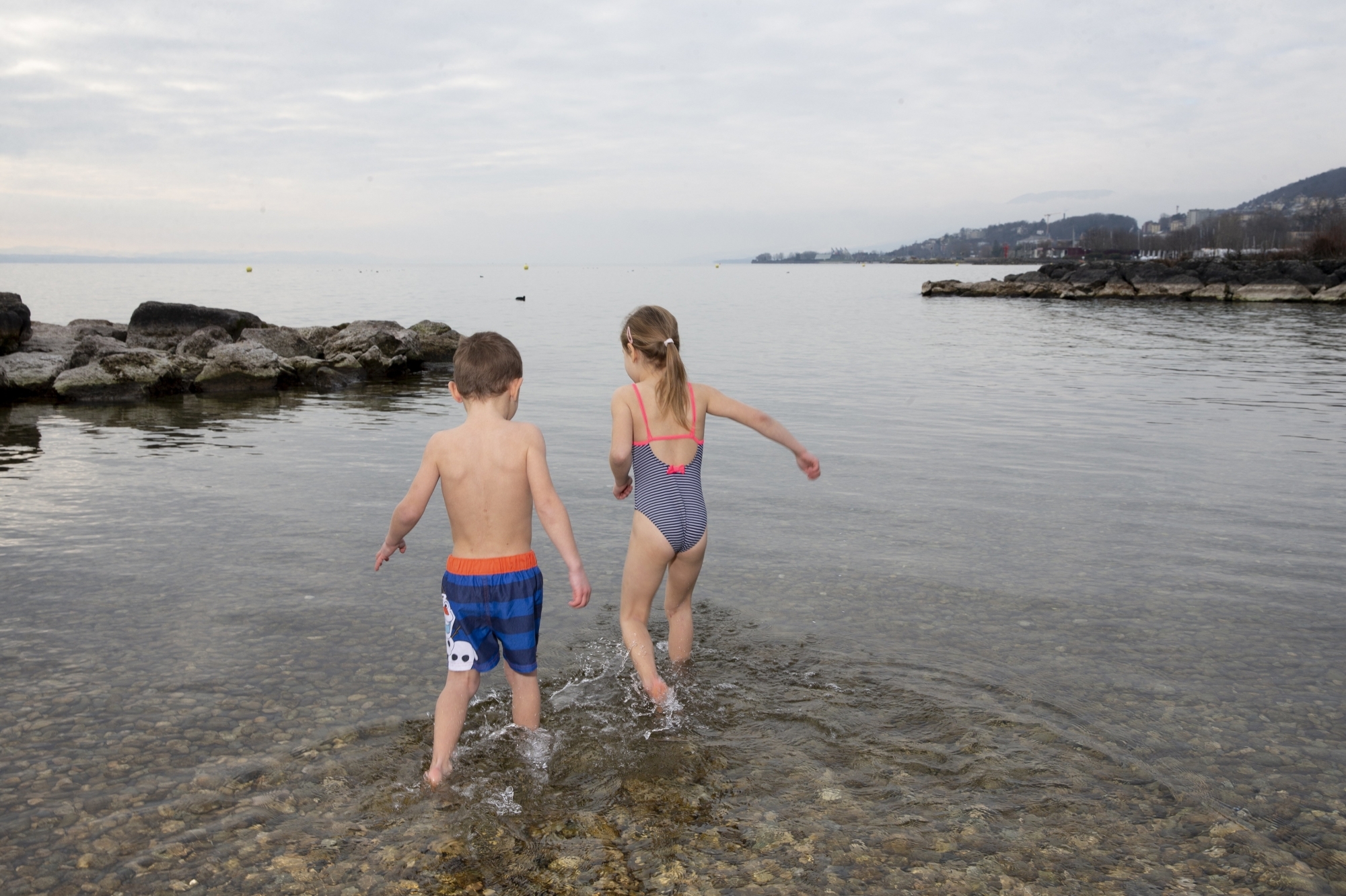 Simon et Sofia, 7 et 5 ans, ont osé entrer dans le lac de Neuchâtel ce 7 janvier.