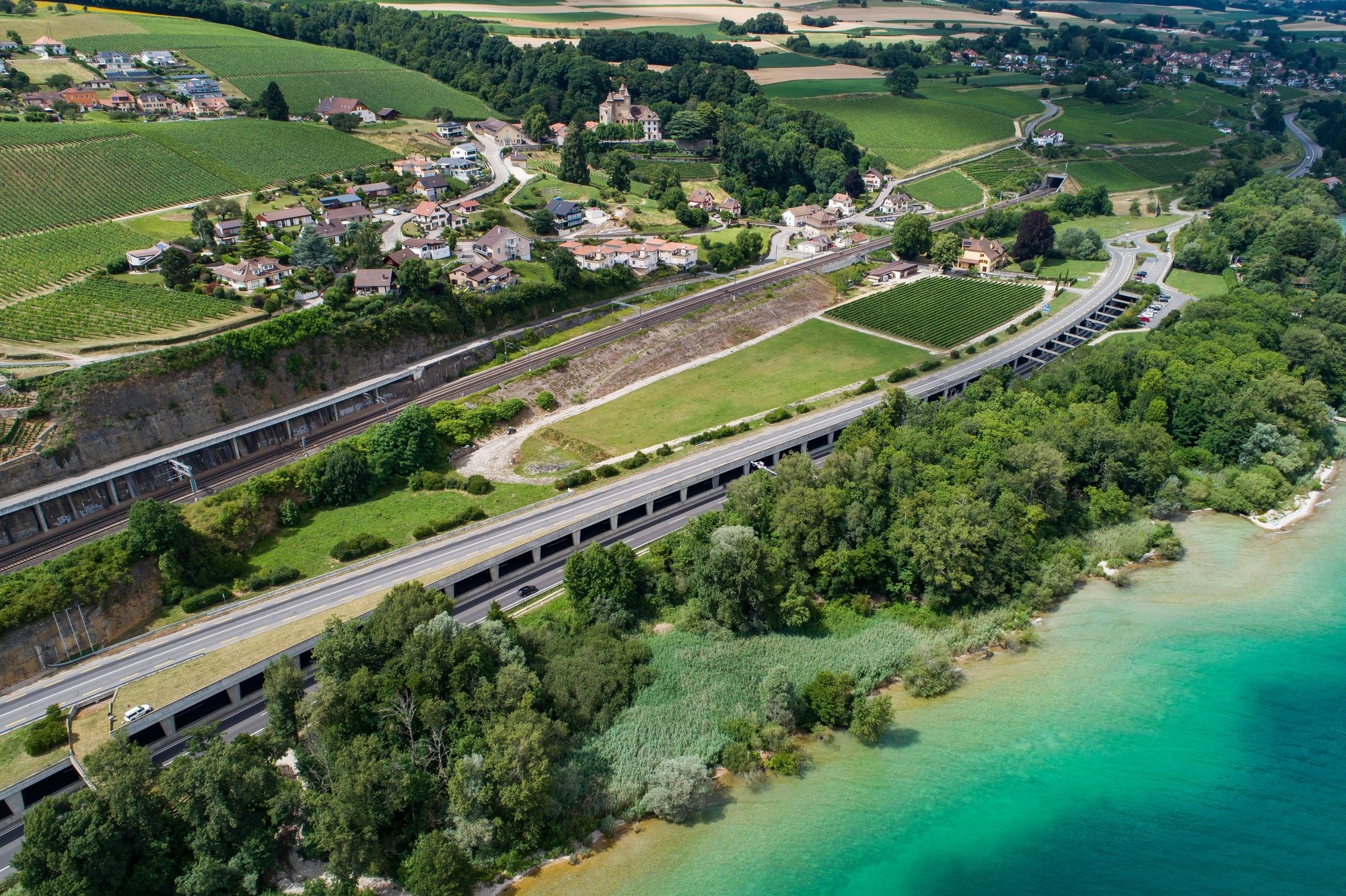 La zone prévue par le Conseil d'Etat pour l'accueil des gens du voyage suisses (entre la voie de chemin de fer et la route) est située sur la commune de La Grande Béroche.