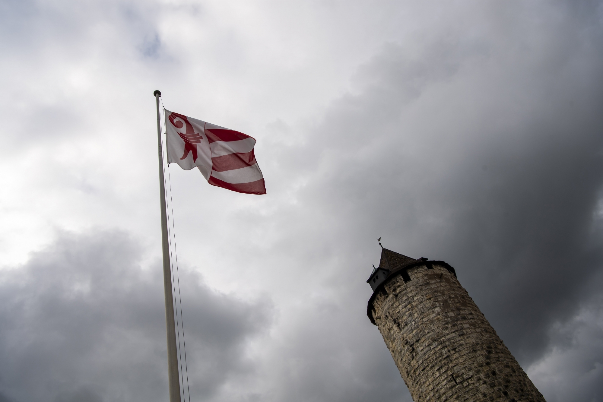 Le drapeau jurassien flotte sur Porrentruy, qui accueillera une fête dédiée au patois.