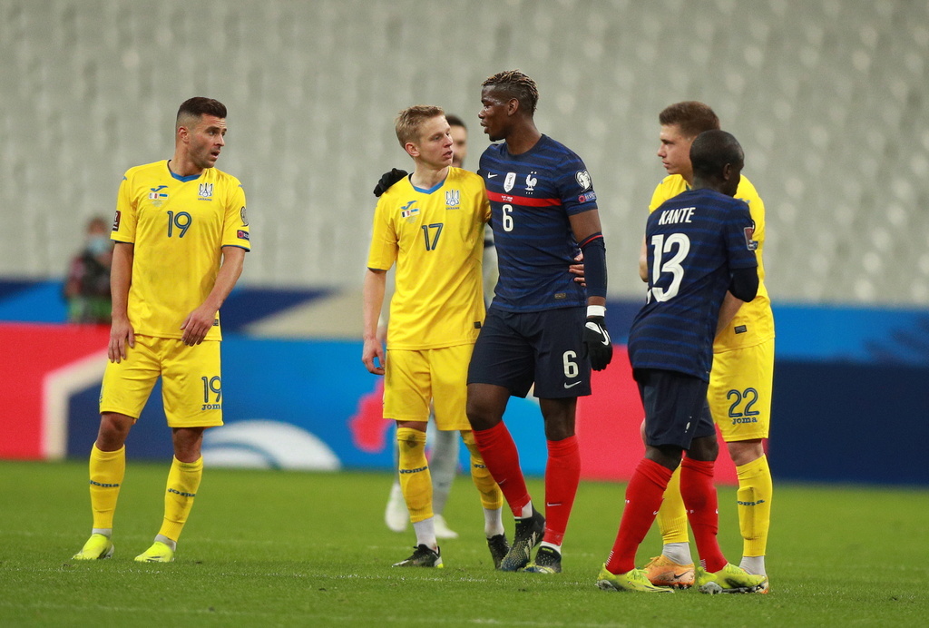 Paul Pogba félicite le joueur ukrainien Oleksandr Zinchenko après le match.