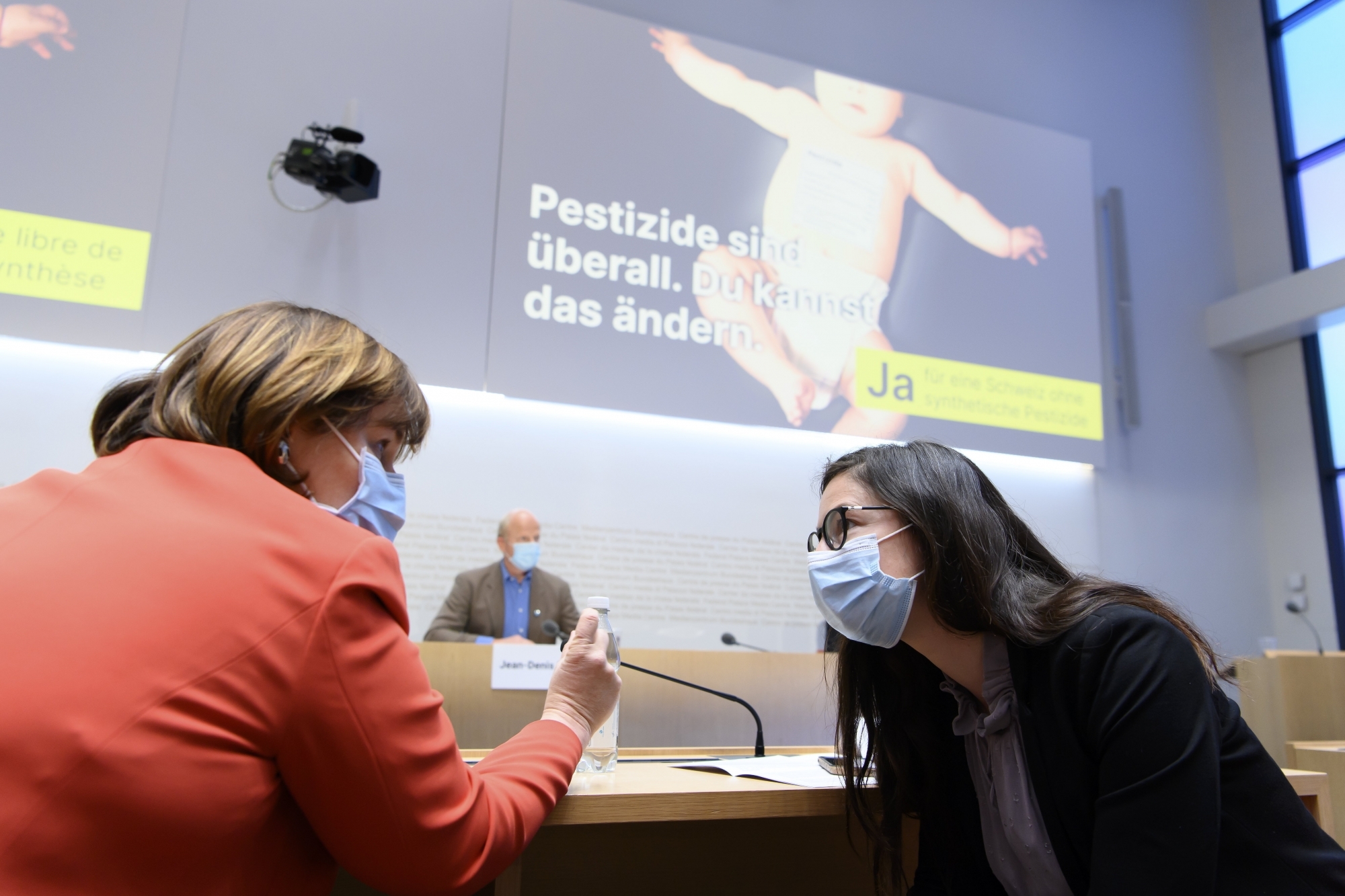 La Neuchâteloise Céline Vara, avec sa collègue tessinoise Marina Carobbio, lors du lancement de la campagne de l'initiative "pour une Suisse libre de pesticides de synthèse", le 30 mars dernier.