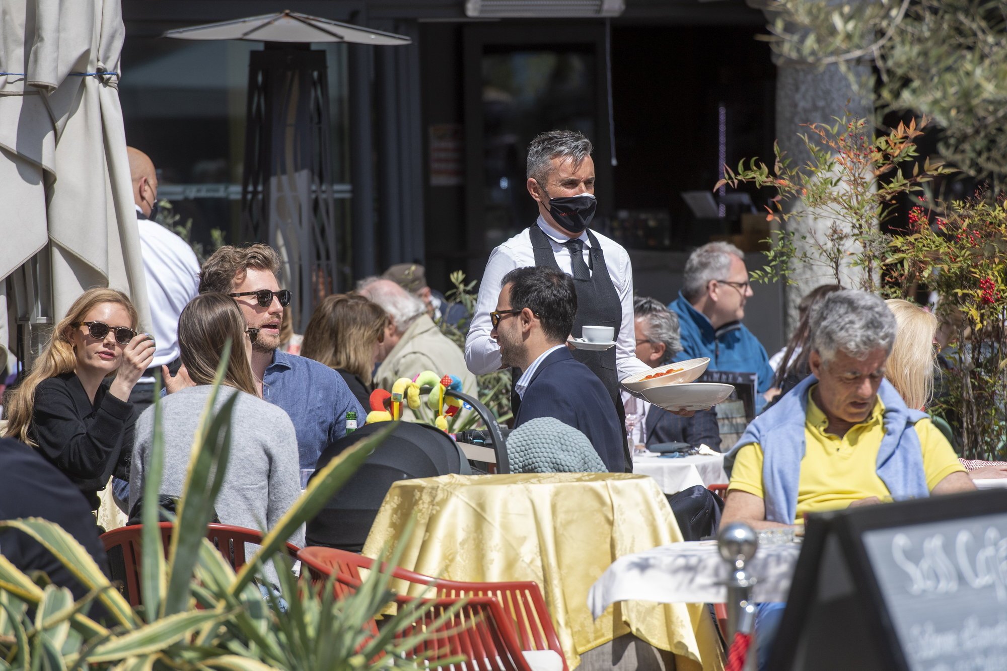 Une terrasse à Lugano en temps de pandémie: les clients peuvent-ils être perçus comme une menace?