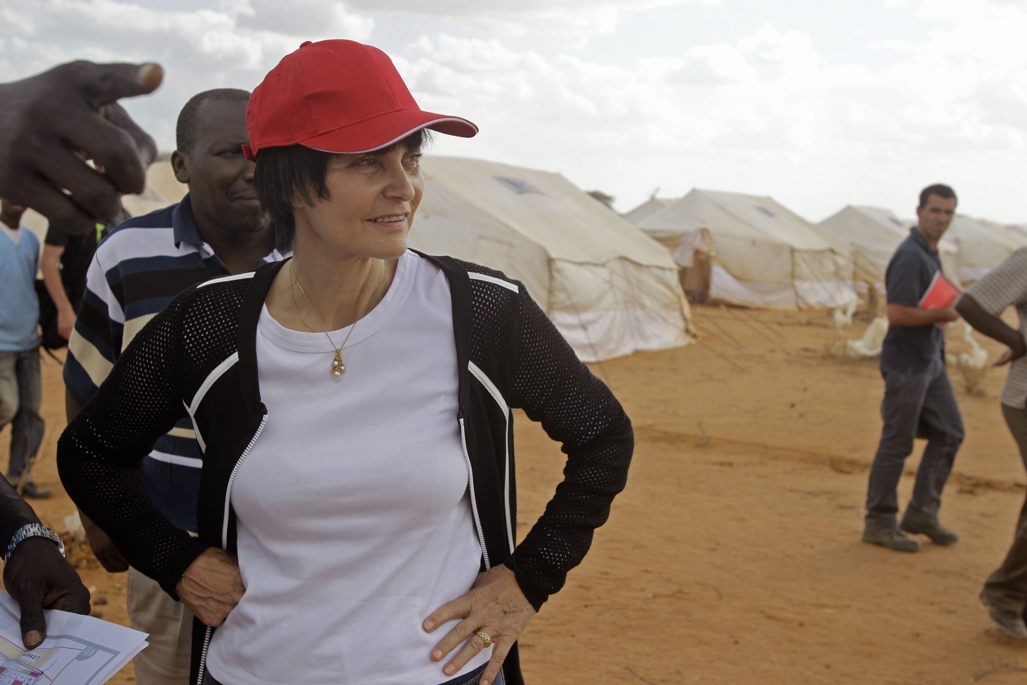Swiss President Micheline Calmy-Rey looks at a refugee camp in Dadaab, Kenya, Wednesday, Aug 3, 2011. Swiss President Micheline Calmy-Rey was on a one day visit to Dadaab, a camp designed for 90,000 people now houses around 440,000 refugees. Almost all are from war-ravaged Somalia. Some have been here for more than 20 years, when the country first collapsed into anarchy. But now more than 1,000 are arriving daily, fleeing fighting or hunger. (KEYSTONE/AP Photo/Schalk van Zuydam)