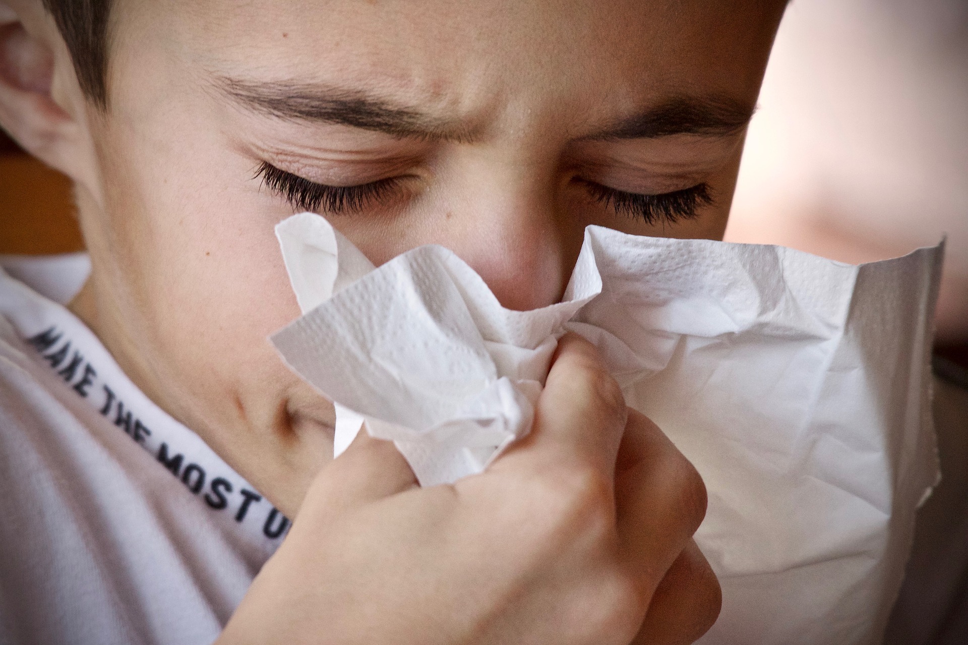 La toux fait notamment partie des symptômes courants du coronavirus.