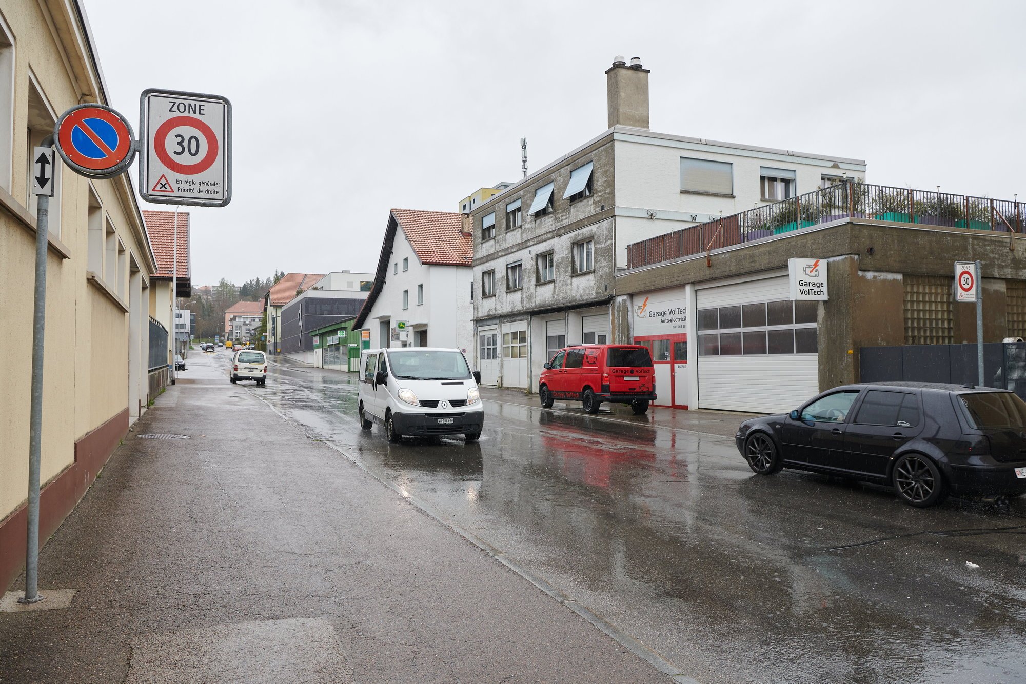 La rue du Marais avait été limitée à 30 km/h suite au décès d'un enfant. Ses habitants craignent une hausse du trafic motorisé après la mise en service du contournement de La Chaux-de-Fonds.