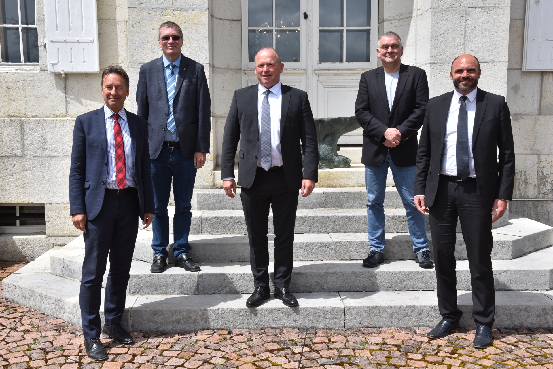Le président du Conseil national Andreas Aebi (au centre), entouré deux conseillers d'Etat Alain Ribaux et Laurent Favre et des conseillers communaux du Locle Jean-Paul Wettstein et Denis de la Reussille.