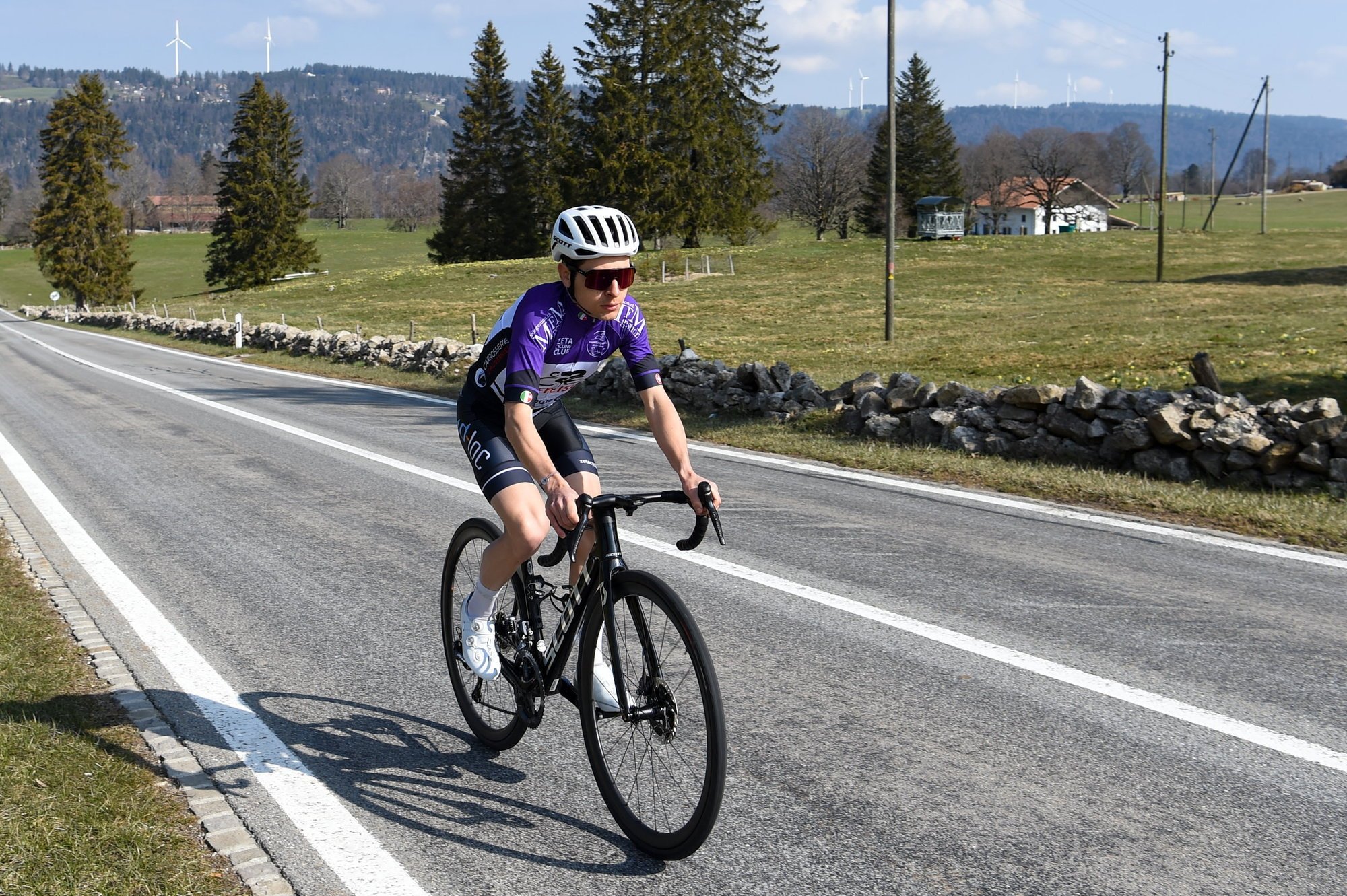 Justin Paroz passe aux Pontins sur une route que les coureurs du Tour de Romandie emprunteront à deux reprises lors de cette deuxième étape.
