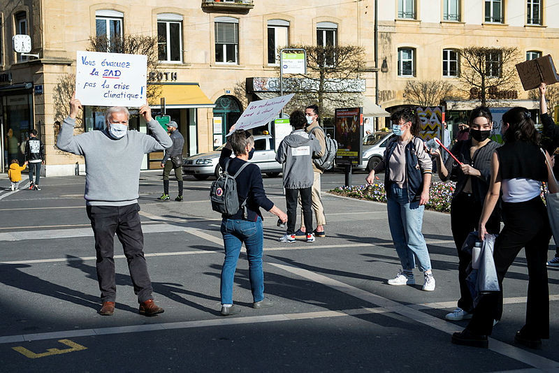 Les manifestants neuchâtelois ont notamment dénoncé l'intervention de la police sur la colline du Mormont (VD).