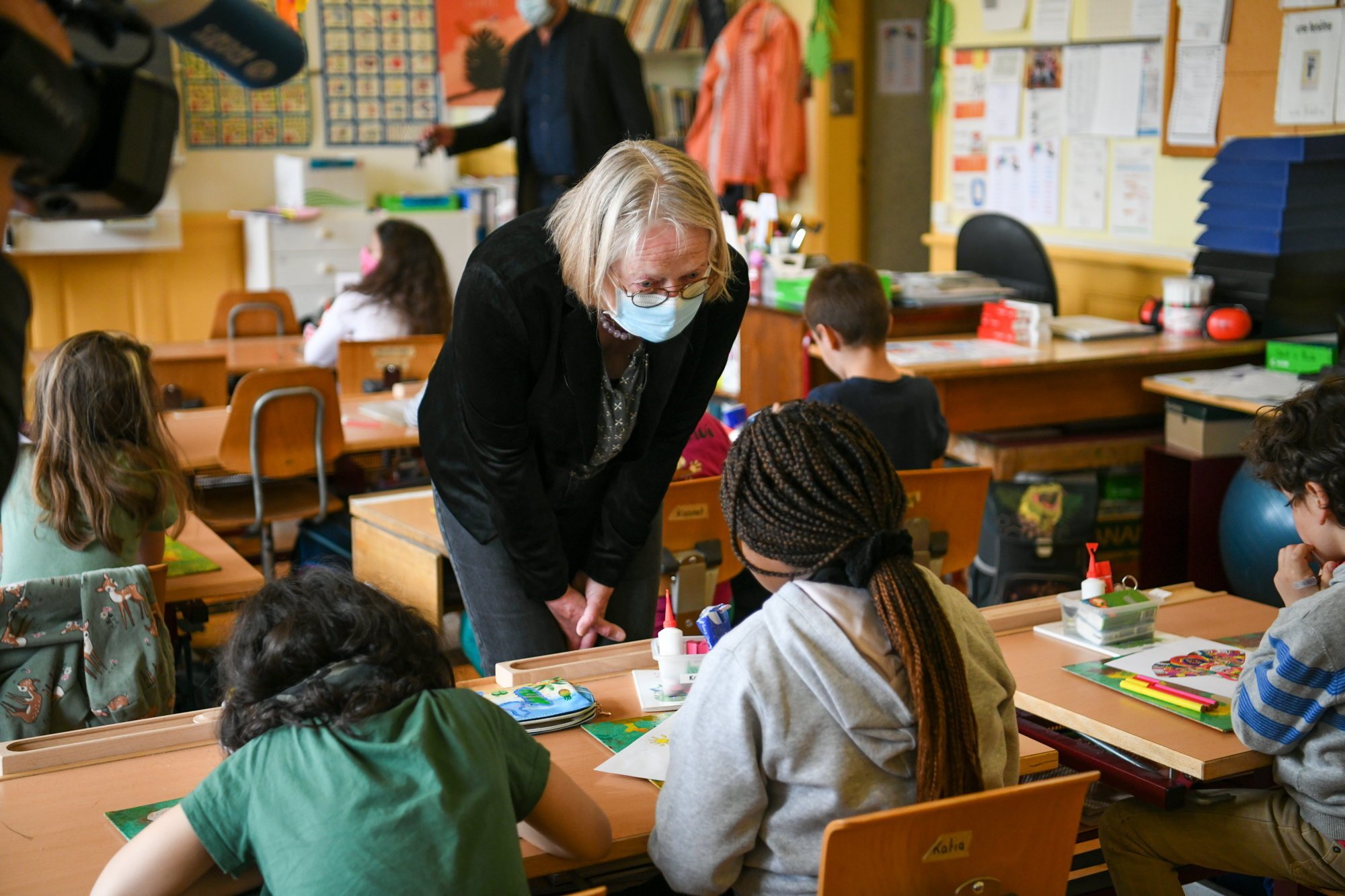 Pour la bénévole retraitée Frédérique Steiger, être au contact des écoliers est "un enrichissement perpétuel".