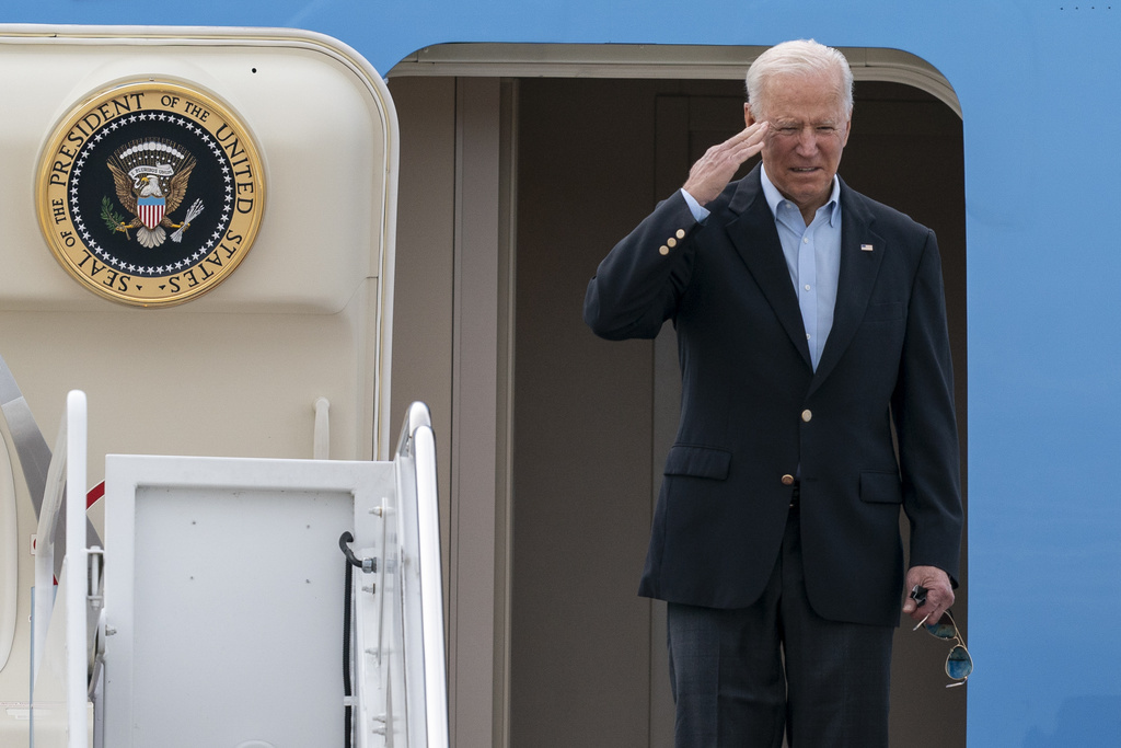 Joe Biden au moment d'embarquer à bord de l'avion Air Force One.
