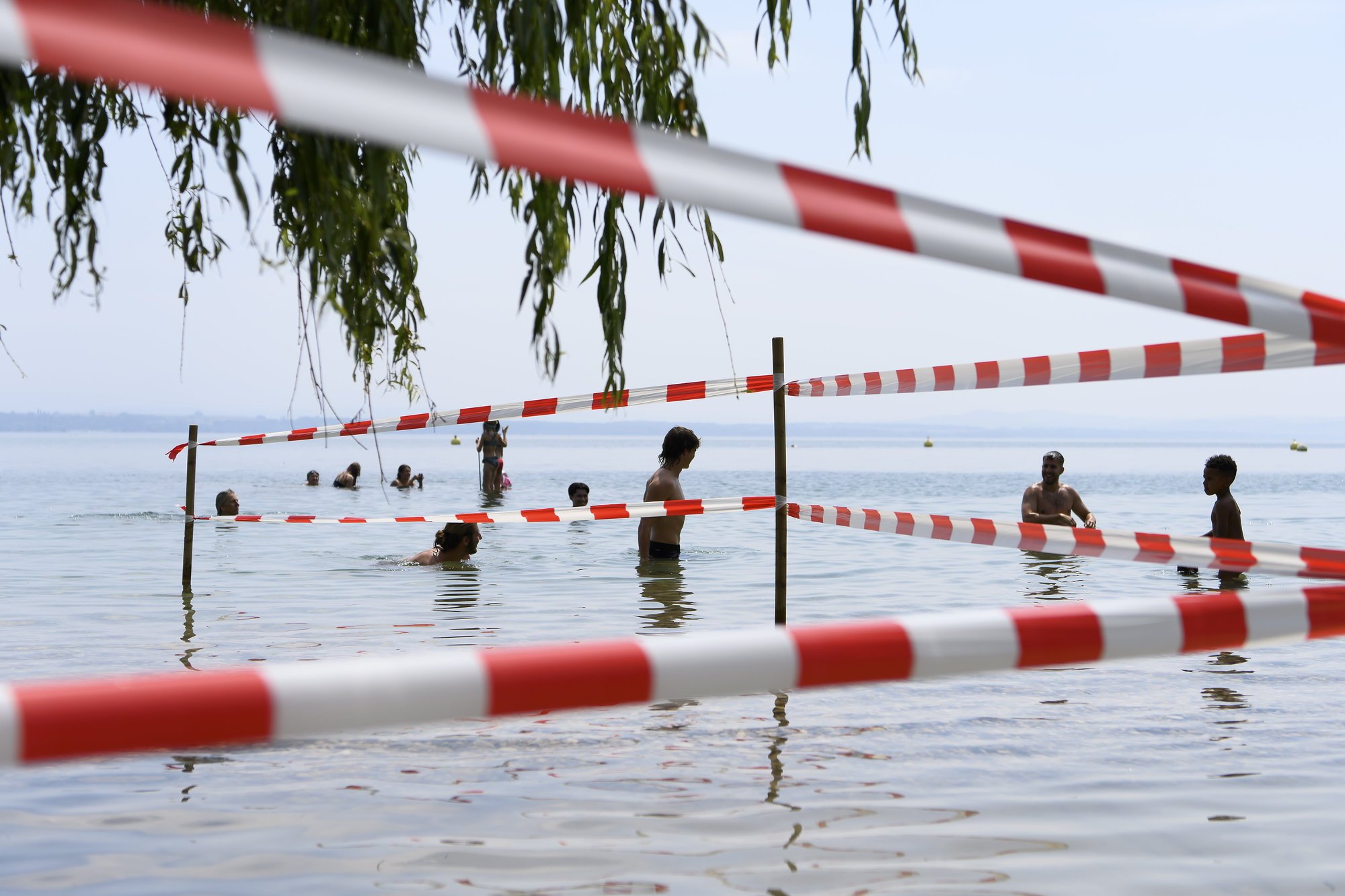 La baignade est à nouveau autorisée sur le territoire neuchâtelois. Mais la navigation reste proscrite et des restrictions s'appliquent localement, comme ici aux Jeunes-Rives, à Neuchâtel.
