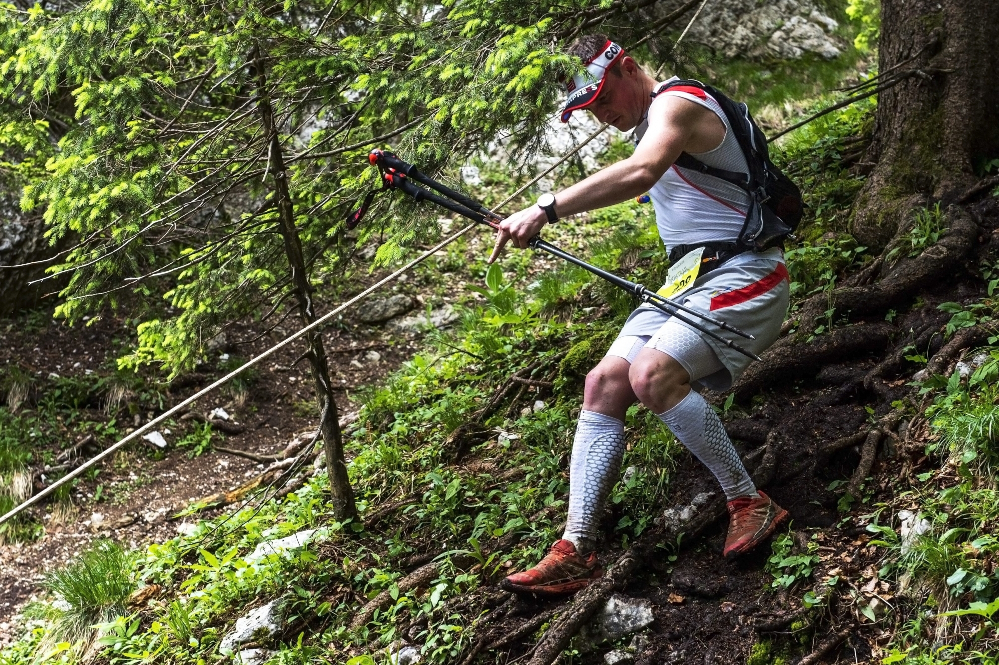 Les traileurs, ici l'un des participants au Swiss Canyon Trail en 2018, possèdent désormais un attirail complet pour la pratique de ce sport.