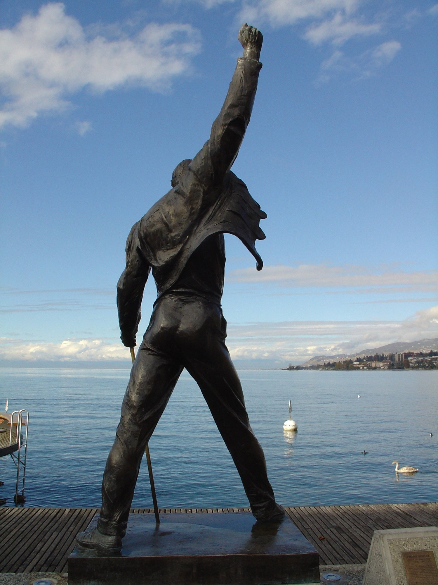 La statue du chanteur de Queen, Freddie Mercury, sur les  quais de Montreux.