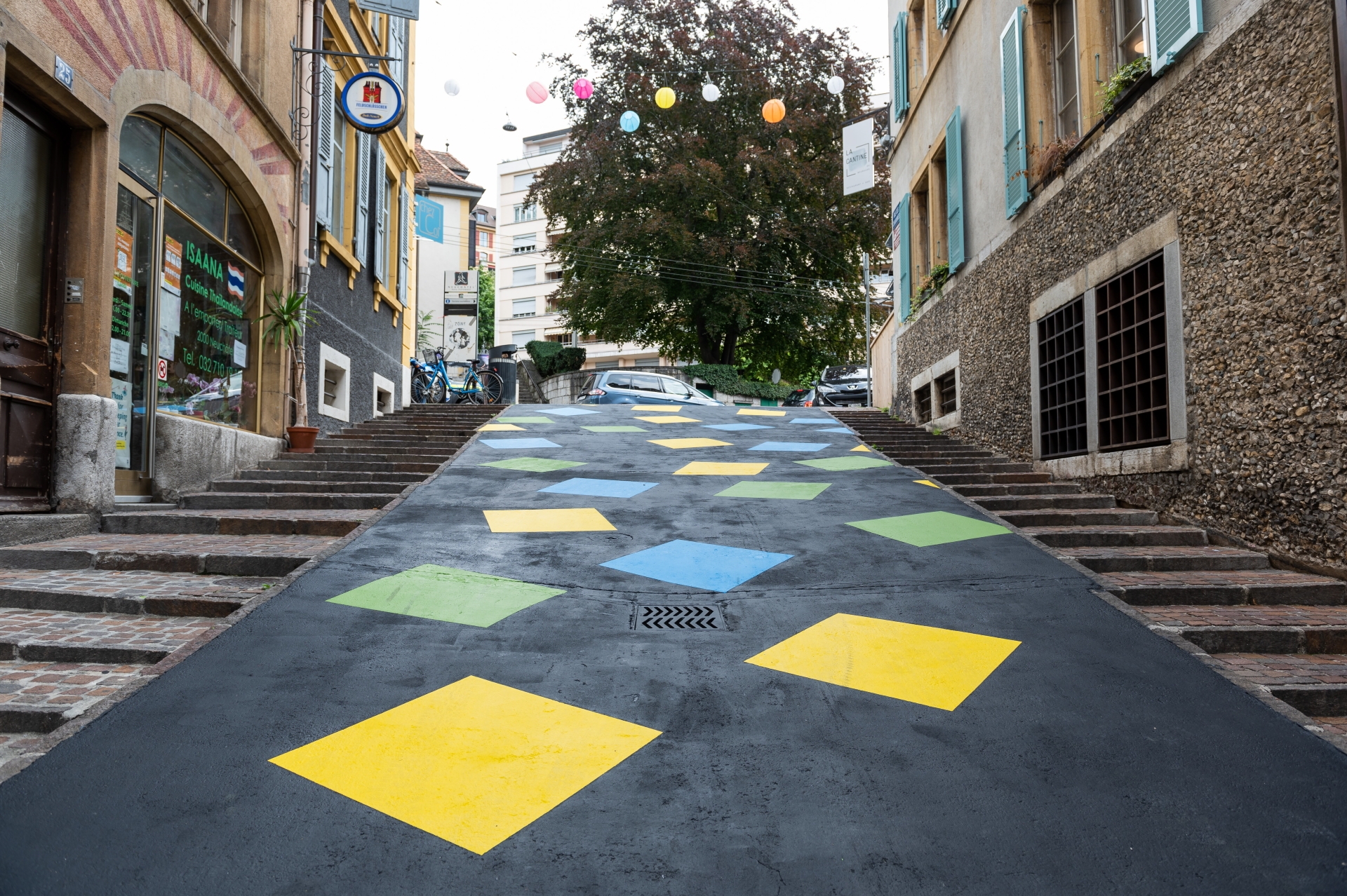 Le haut de la rue des Chavannes avec ses carrés en trois couleurs.