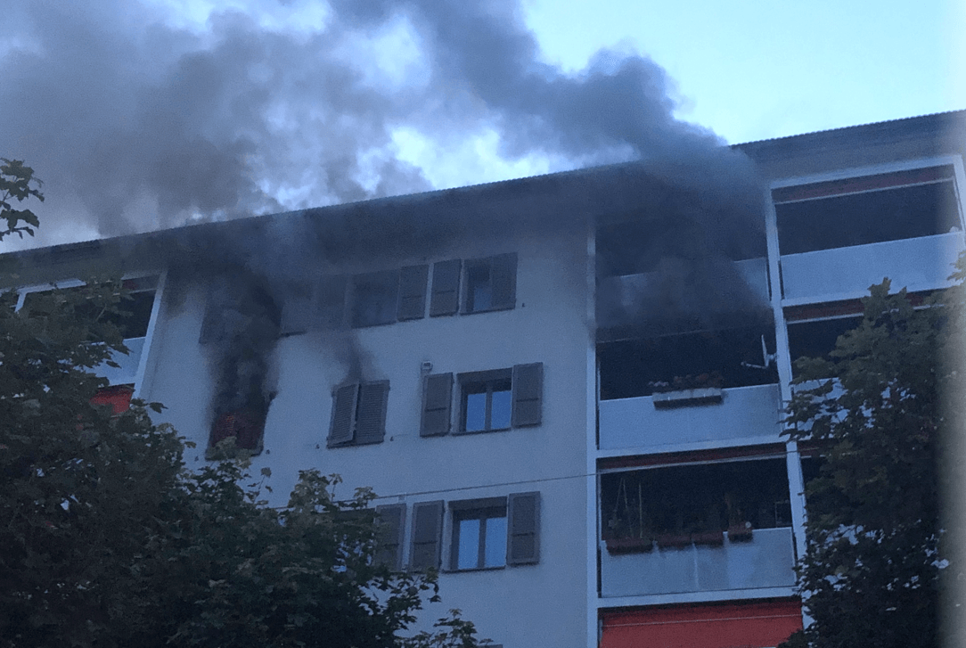 Le feu s’est déclaré, vendredi soir 20 août, à 20h50, dans un appartement du 4e étage de la rue du Locle 14, à La Chaux-de-Fonds.